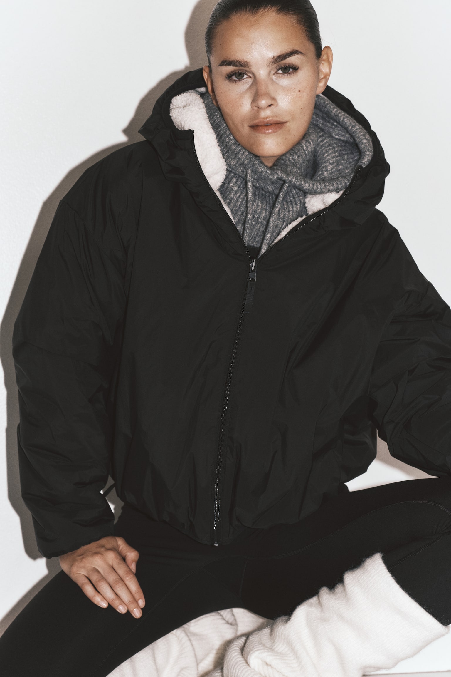 Женская куртка H&M Warm Reversible Activewear, цвет: Чёрный / Кремовый — фото 4
