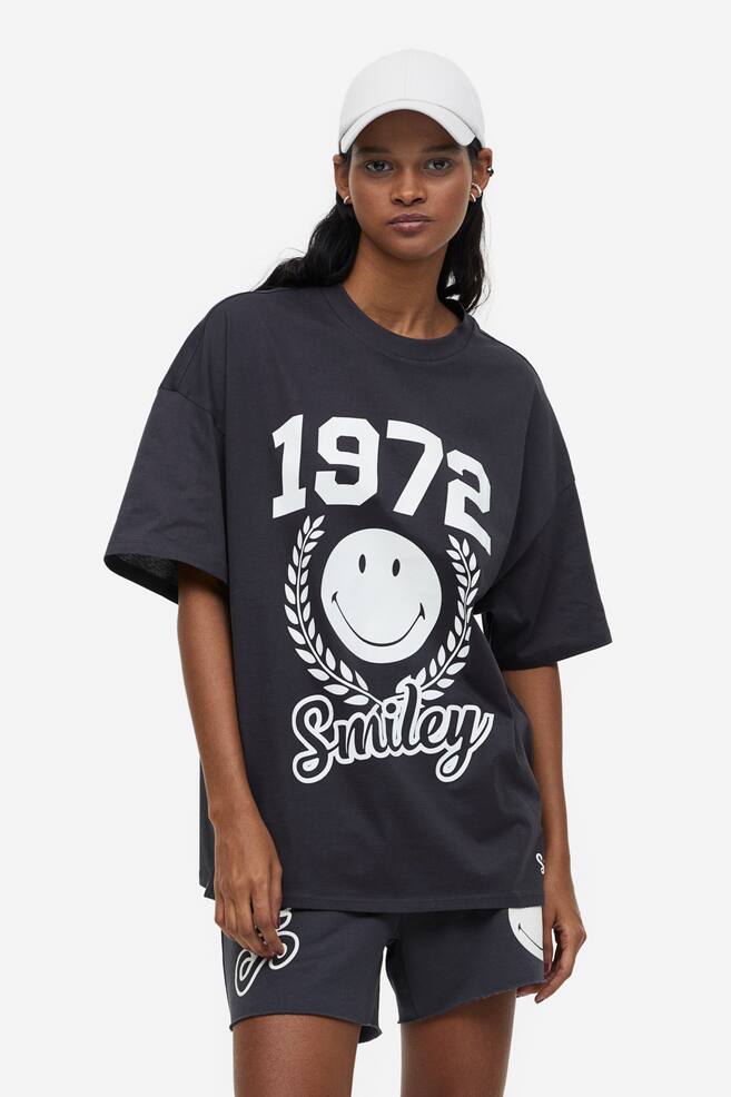 Oversized T-shirt med tryck - Svart/Smiley®/Ljusgul/Krambjörnarna/Vit/Bob Marley/Vit/Smiley® - 1