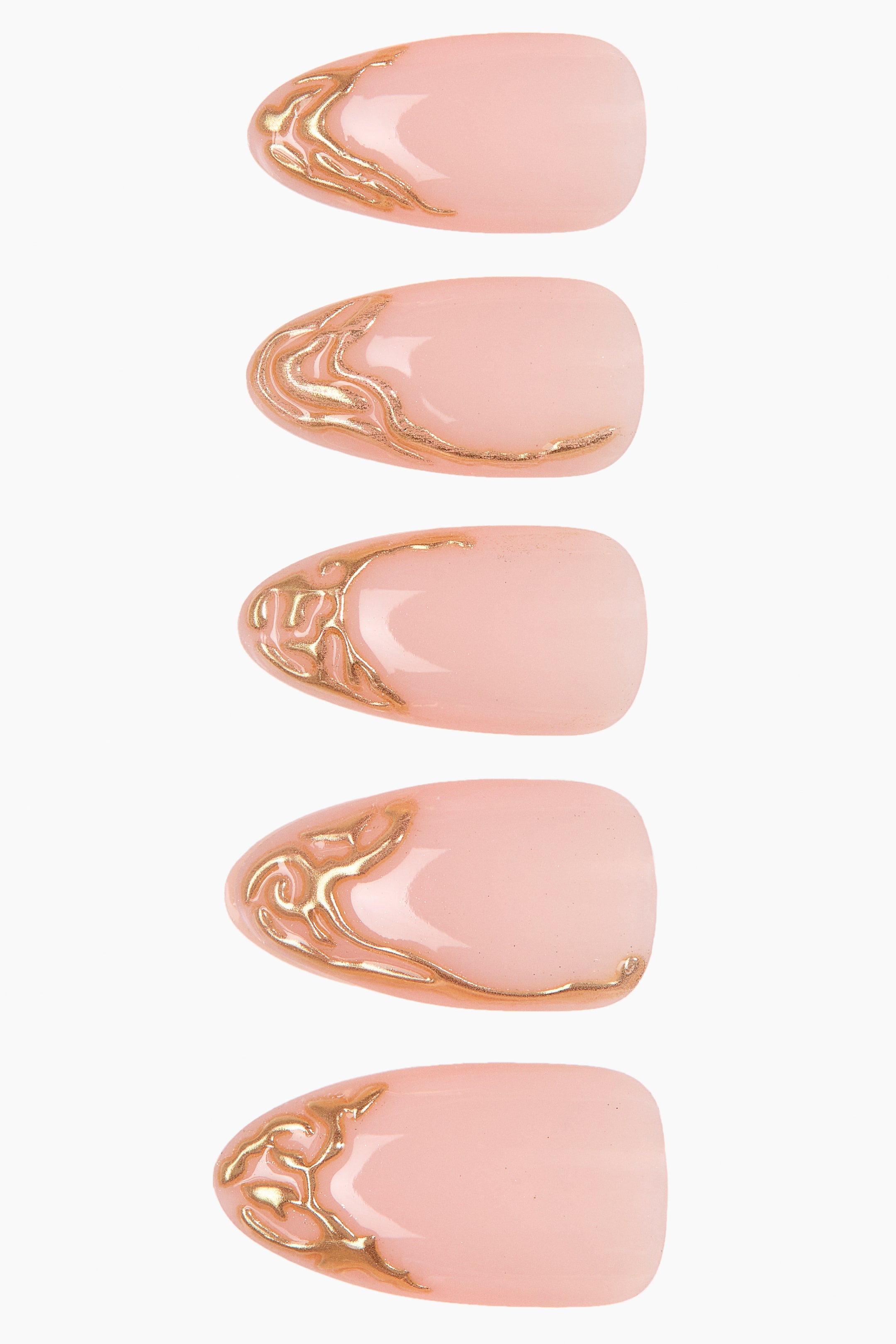 Agrandir l'image: Cinq ongles pressés en forme d'amande sont exposés, chacun arborant une base rose clair translucide et brillante. Un motif tourbillonnant en relief, en or métallique, orne les extrémités et les côtés de chaque ongle, formant un motif abstrait.