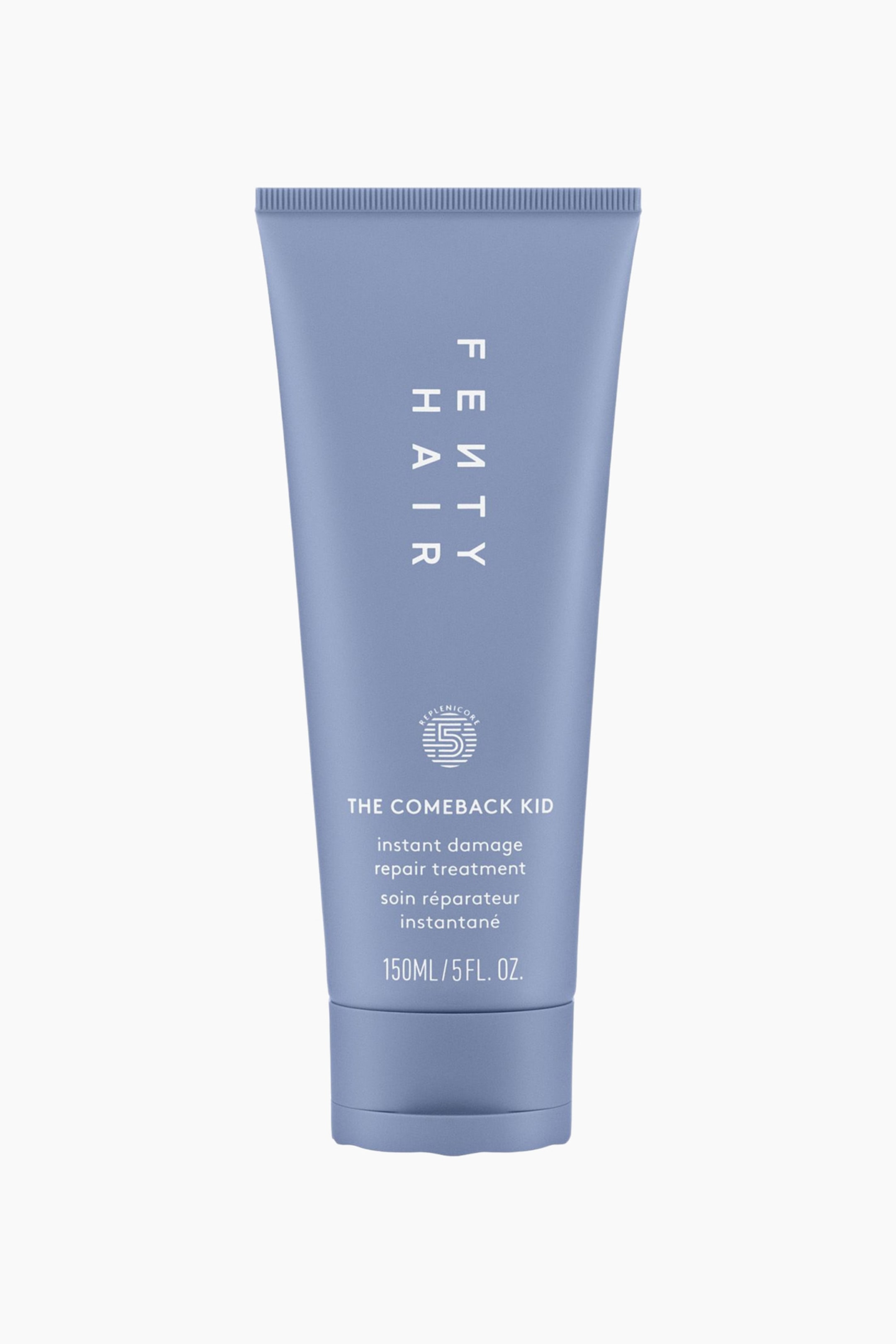 Visa större bild: Comeback Kid Instant Damage Repair Treatment står upprätt och vänd framåt, med en matt klämtub i skifferblått och ett matchande lock. Framsidan av tuben visar vertikal vit text med ”FENTY HAIR” tillsammans med en cirkulär logotyp och produkttext som inkluderar ”THE COMEBACK KID instant damage repair treatment.”