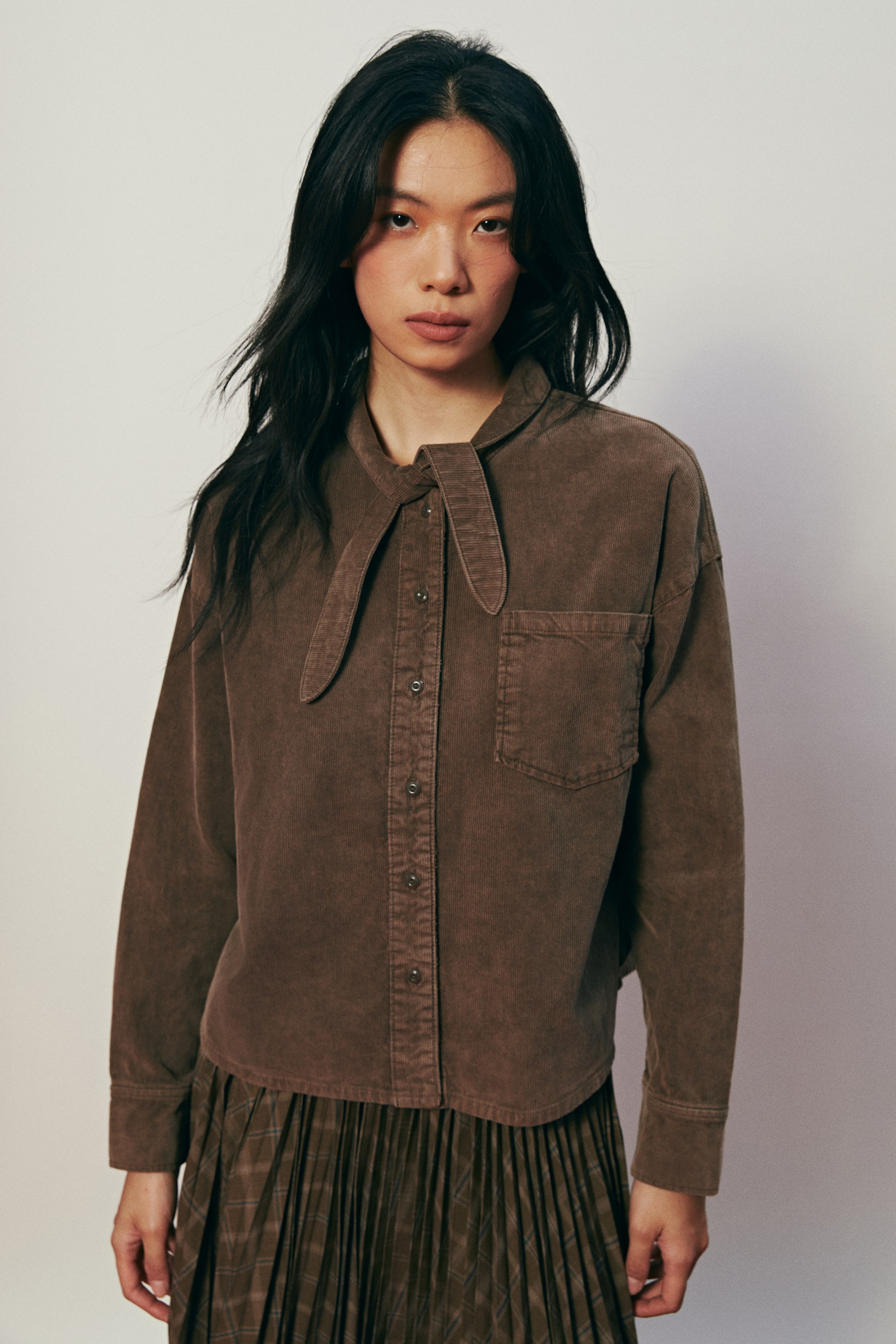 拡大画像を表示: スカーフカラー コーデュロイシャツ - ブラウン - レディース | H&M JP 5