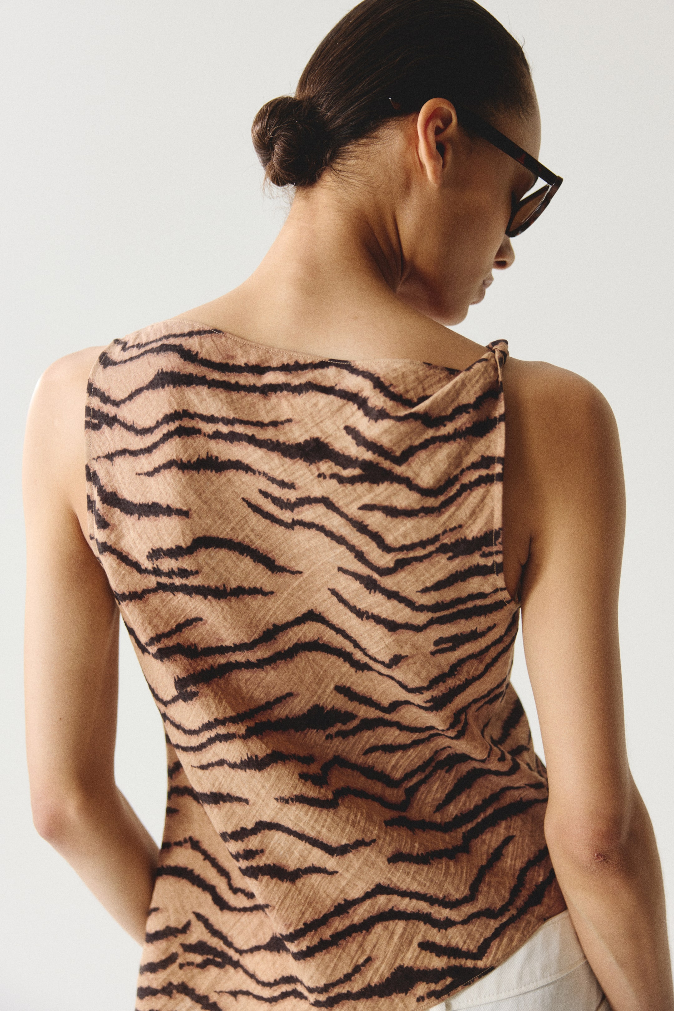 Haut asymétrique à encolure bénitier