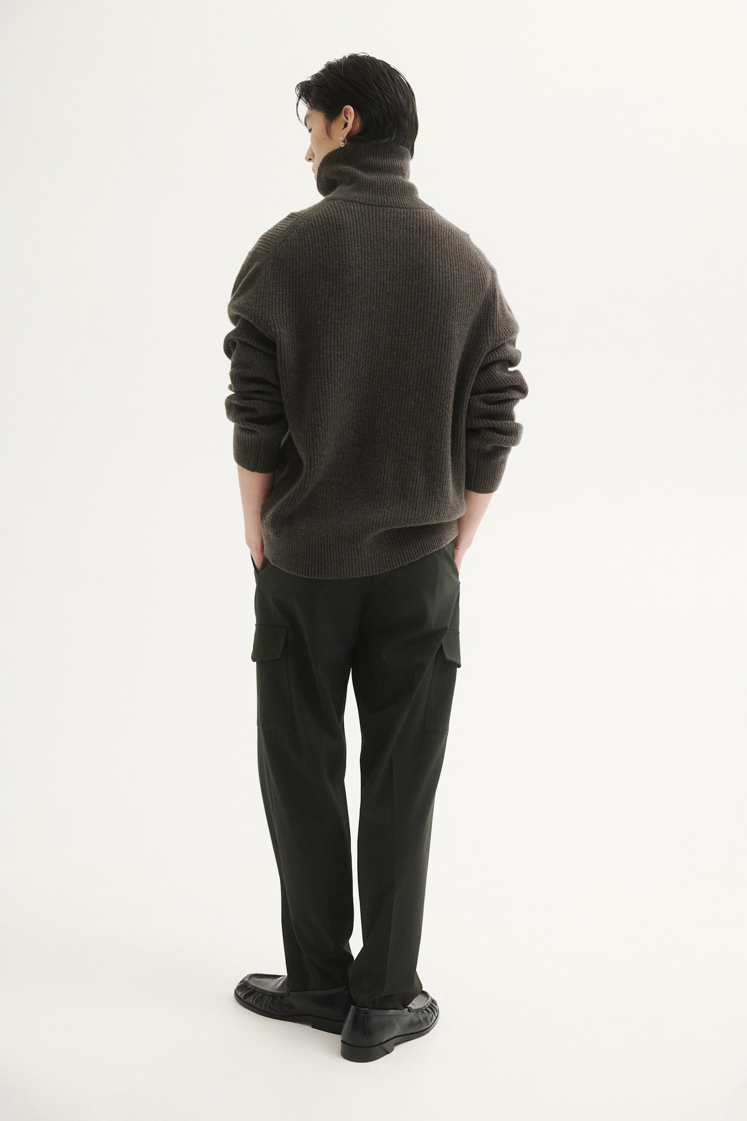 Мужские брюки H&M Four-Way Stretch Regular-Fit Cargo, цвет: Тёмный зелёный — фото 5
