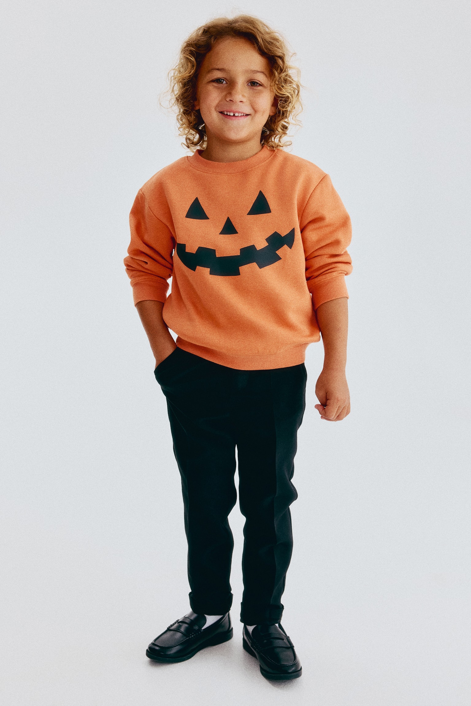 Sudadera con diseño e interior peinado - Anaranjado/Calabaza Halloween/Beige claro/Dinosaurios/Verde menta/Calaveras/Verde/Balones deportivos/Gris/Araña/Blanco/Rayas verdes/Crema/New York Diner/Gris jaspeado claro/Chelsea/Beige/Dinosaurios/Amarillo tenue claro/Play Crew - 1