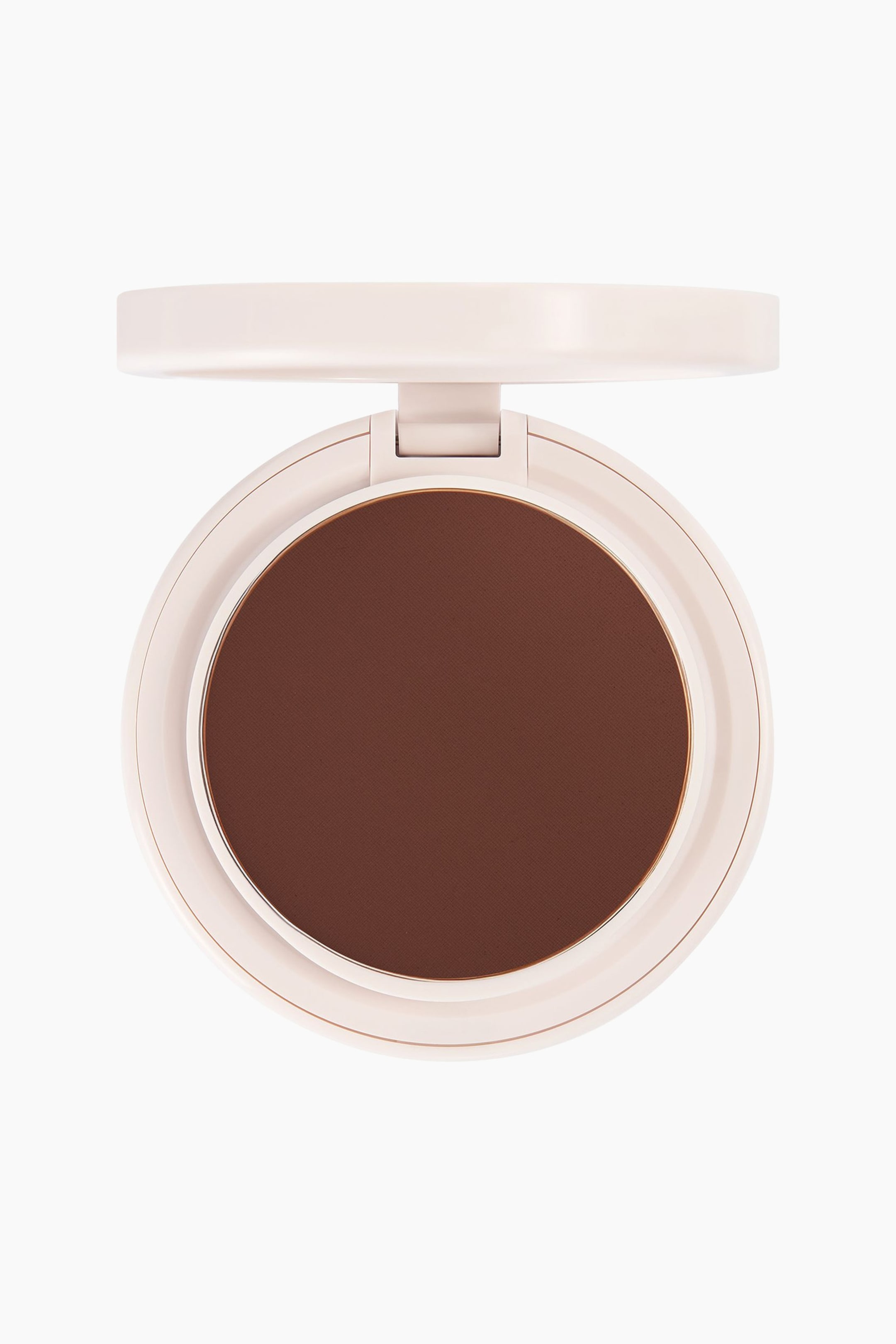 Se større billede: Natural Blur Powder Foundation præsenteres i en åben, rund, lysebeige kompakt, der vender direkte fremad. Kompakten viser et glat, dybbrunt presset pudder med en mat finish.