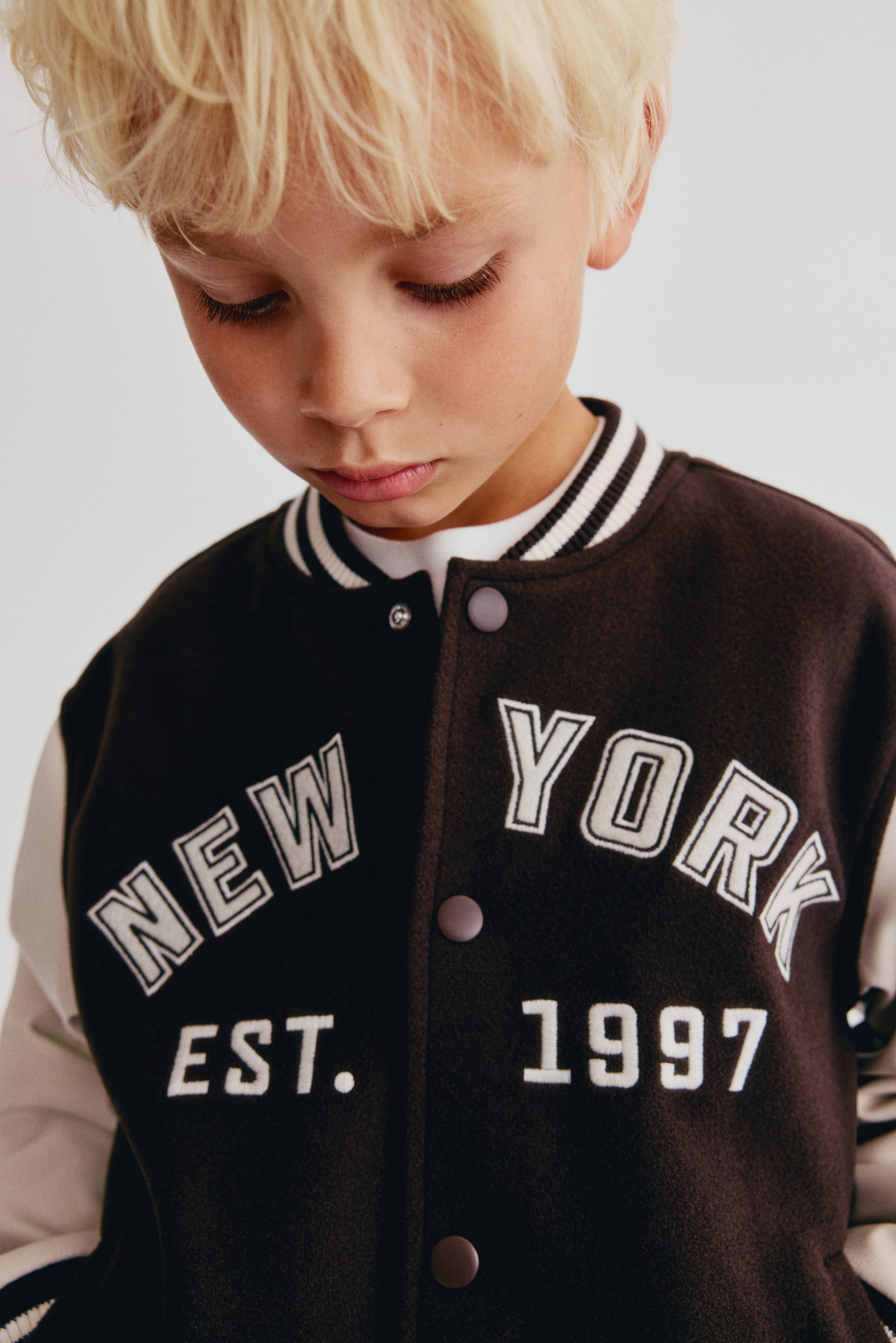 Veste de baseball à motifs brodés comme détails
