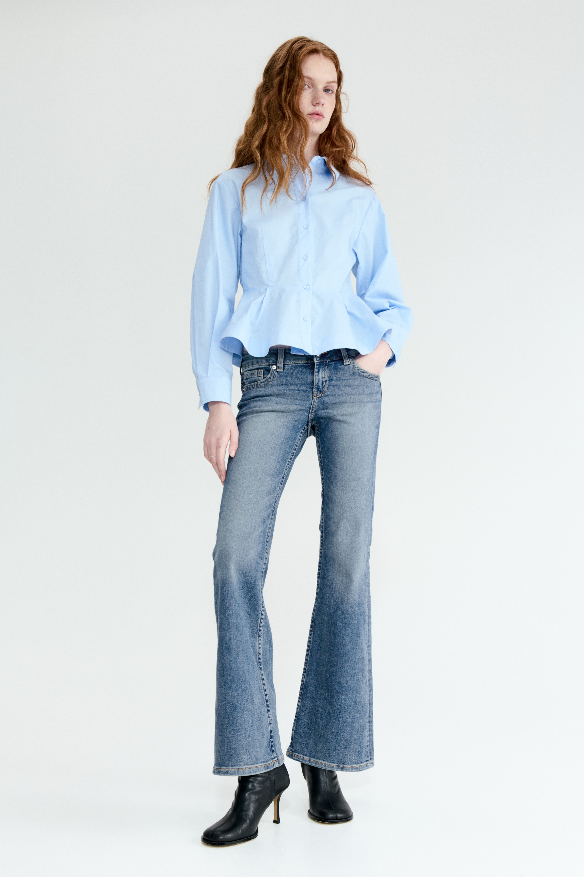 Flared Low Waist JeansModel