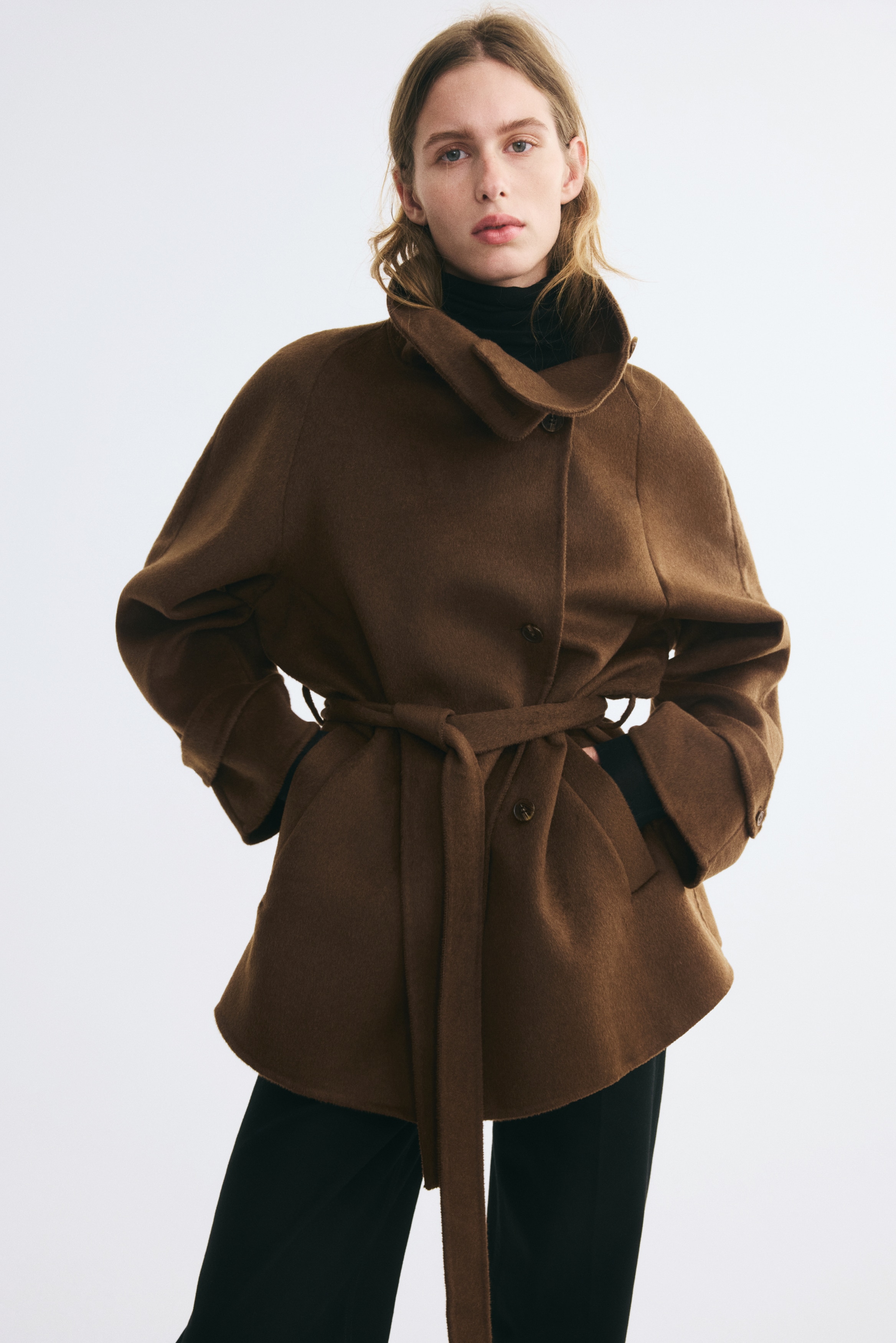 ÎÎ½Î± ÏÎºÎ¿ÏÏÎ¿ ÎºÎ±ÏÎ­, oversized ÏÎ±Î»ÏÏ Î±ÏÏ felted Î¼Î¬Î»Î»Î¹Î½Î¿ Î¼ÎµÎ¯Î³Î¼Î± ÎºÏÎ­Î¼ÎµÏÎ±Î¹ ÏÎµ Î¼ÏÏÎ¿ÏÏÎ¹Î½Î® Î³ÏÎ½Î¯Î± Î»Î®ÏÎ·Ï, Î±Î½Î±Î´ÎµÎ¹ÎºÎ½ÏÎ¿Î½ÏÎ±Ï Î­Î½Î±Î½ ÏÎ±ÏÎ´Ï Î³Î¹Î±ÎºÎ¬ Î¼Îµ Î±Î½Î¿Î¹ÏÏÏ ÏÎ­ÏÎ¿, ÎµÎ»Î±ÏÏÏÏ Î¼ÎµÏÎ±ÏÎ¿ÏÎ¹ÏÎ¼Î­Î½Î¿ Î¼ÏÏÎ¿ÏÏÎ¹Î½Ï ÎºÎ»ÎµÎ¯ÏÎ¹Î¼Î¿ Î¼Îµ ÎºÎ¿ÏÎ¼ÏÎ¹Î¬ ÎºÎ±Î¹ Î¶ÏÎ½Î· Î±ÏÏ ÏÎ¿ Î¯Î´Î¹Î¿ ÏÏÎ±ÏÎ¼Î± Î´ÎµÎ¼Î­Î½Î· ÏÏÎ· Î¼Î­ÏÎ·. Î¤Î¿ ÏÎ±Î»ÏÏ ÏÎ±ÏÎ¿ÏÏÎ¹Î¬Î¶ÎµÎ¹ ÏÎ±ÏÎ´Î¹Î¬ Î¼Î±Î½Î¯ÎºÎ¹Î± raglan Î¼Îµ Î¼Î±Î½ÏÎ­ÏÎµÏ Î¼Îµ Î»Î¿ÏÏÎ¬ÎºÎ¹ ÎºÎ±Î¹ ÎºÎ¿ÏÎ¼ÏÎ¯, ÎºÎ±Î¸ÏÏ ÎºÎ±Î¹ ÎºÎ¬Î¸ÎµÏÎµÏ Î¼ÏÏÎ¿ÏÏÎ¹Î½Î­Ï ÏÏÎ­ÏÎµÏ Î¼Îµ ÏÎ­Î»Î¹.