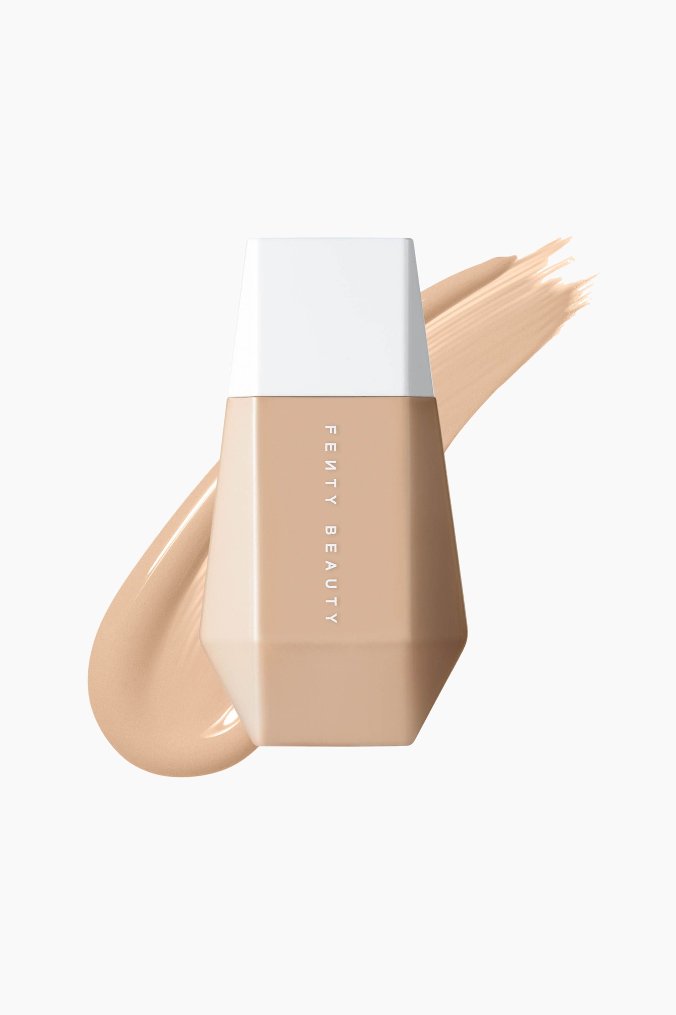 Visa större bild: En facetterad, ljusbeige flaska med Fenty Beauty skin tint står upprätt och har en geometrisk form, vertikal vit märkning och ett platt vitt lock. Ett jämnt, diagonalt drag av matchande ljus-medelbeige flytande foundation sträcker sig bakom flaskan och visar produktens nyans och textur.