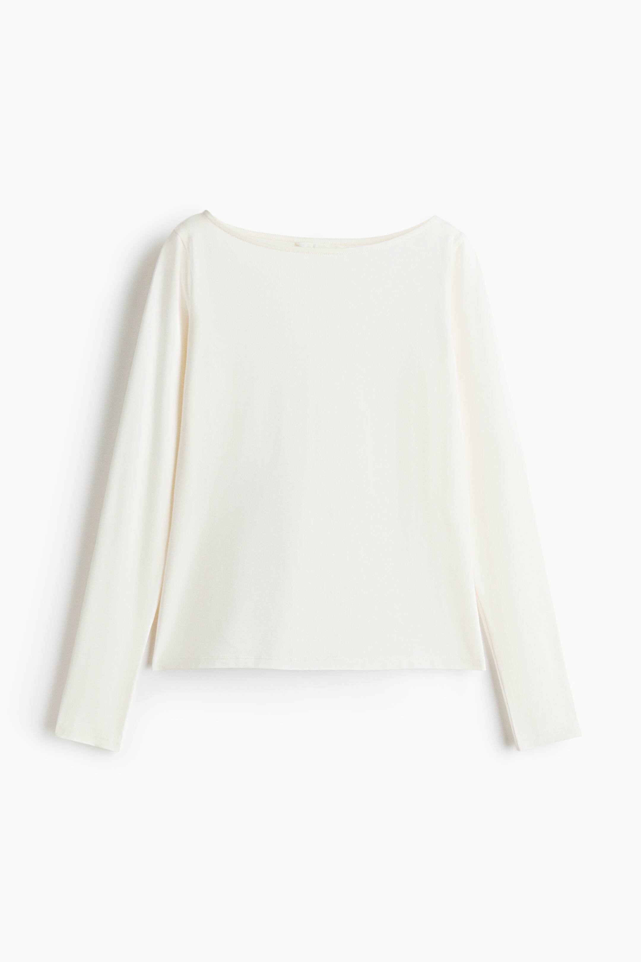 Visualizza l'immagine ingrandita: Un top in jersey di cotone bianco sporco è presentato da una prospettiva frontale con un ampio scollo a barca e maniche lunghe e dritte. Il top presenta un design pulito e minimalista con orlo dritto.