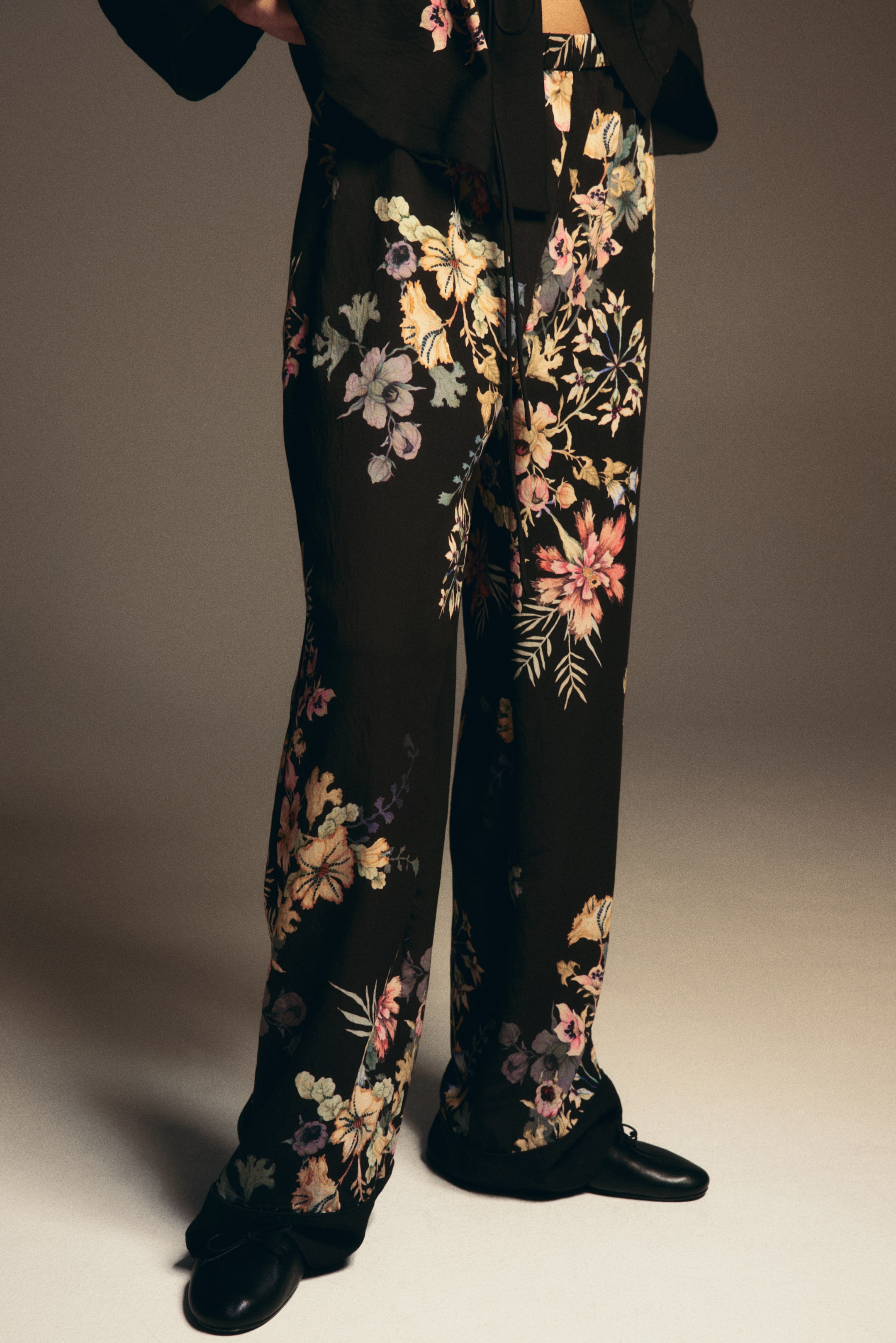 View larger image: Pull-on trousers - Black/Floral - Ladies | H&M 2