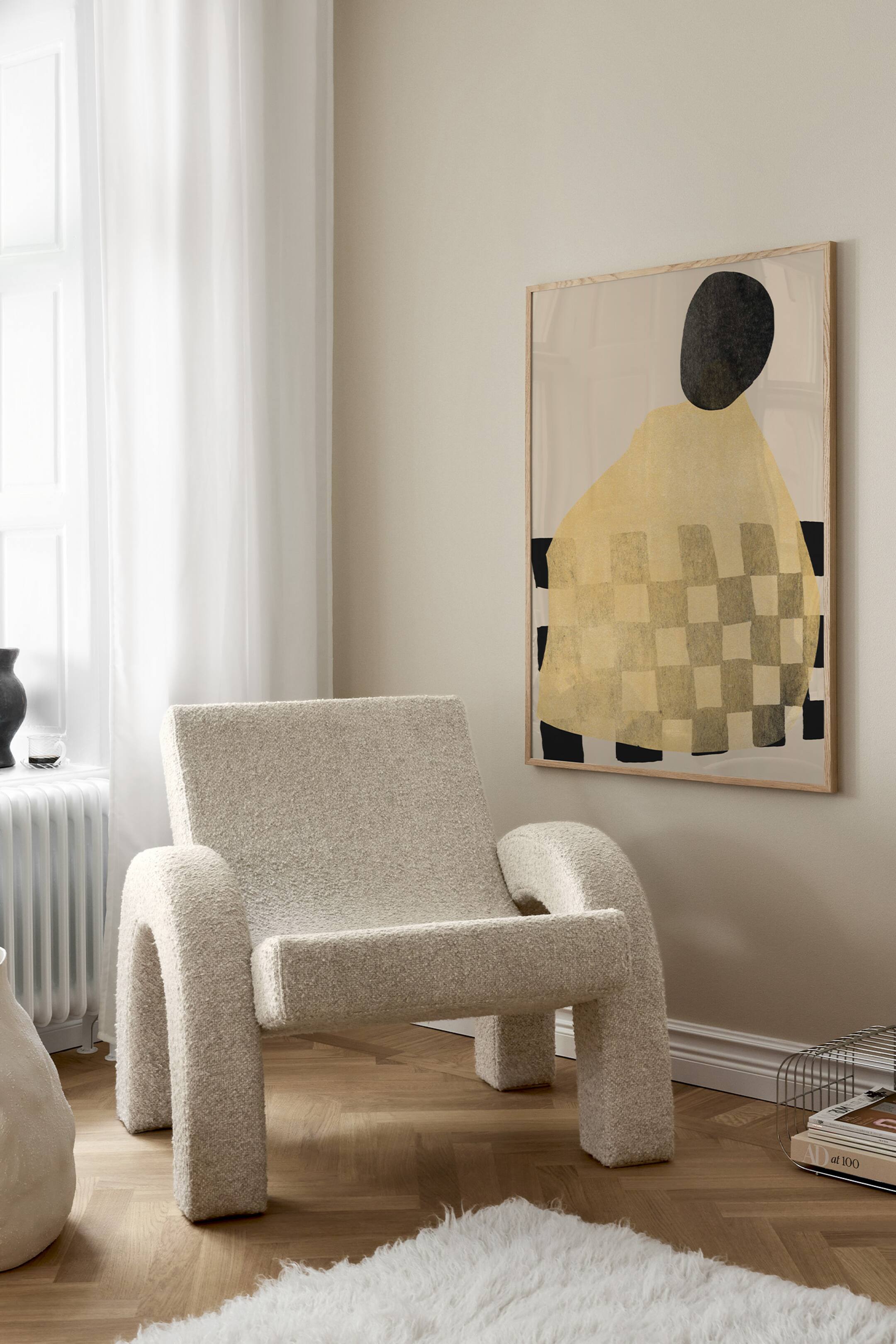 Agrandir l'image: Une impression artistique verticale encadrée présentant une composition abstraite avec une grande forme jaune à motif quadrillé, surmontée d’une forme ovale noire unie sur fond beige. L’œuvre est encadrée dans un fin cadre en bois clair.