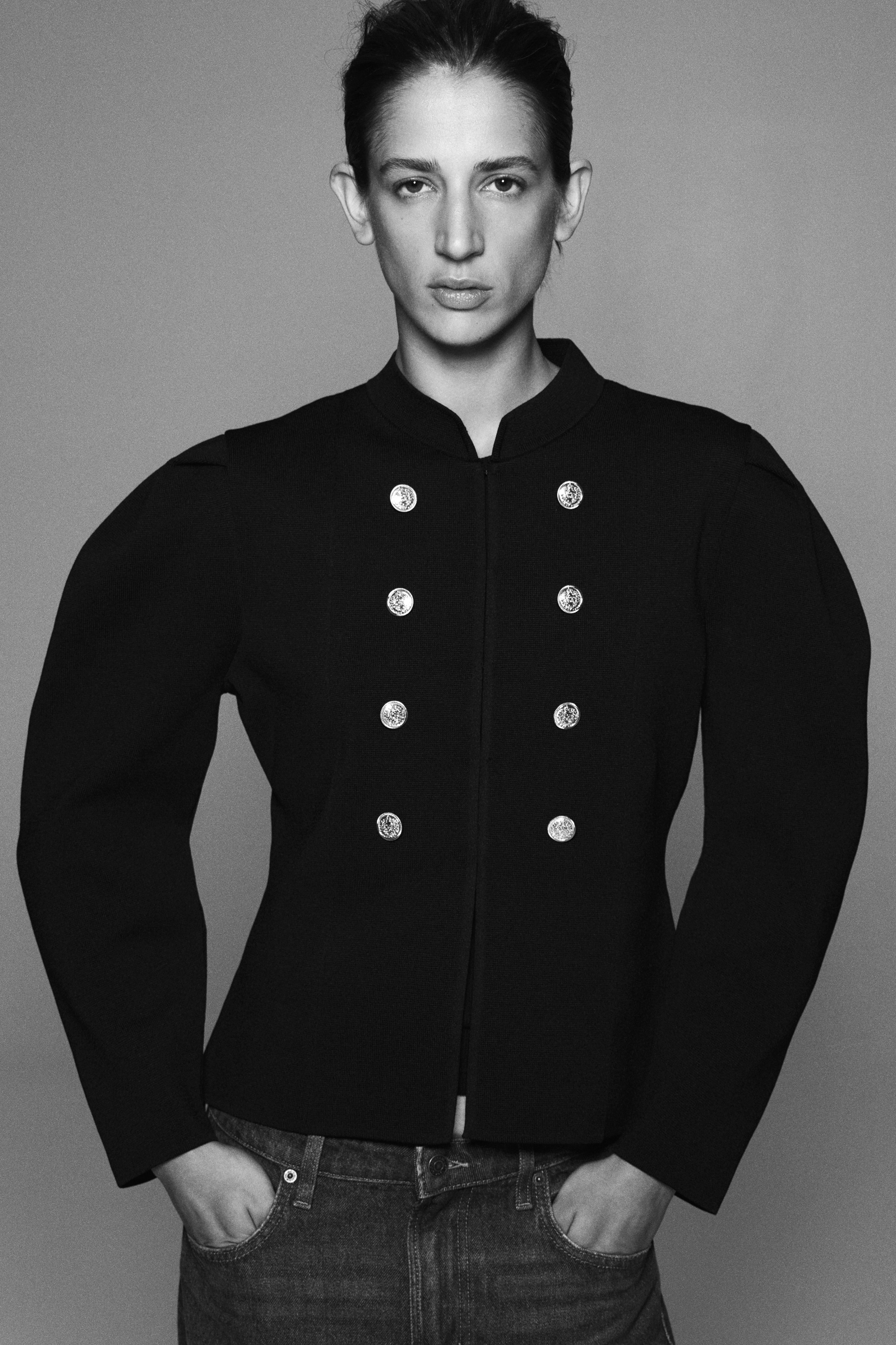 Îνα μαÏÏο λεÏÏÏ ÏλεκÏÏ cardigan ÏαÏοÏ
ÏιάζεÏαι Ïε μÏÏοÏÏινή ÏÏη, με ÏÏθιο γιακά, κάθεÏÎµÏ ÏιÎÏÎµÏ ÏÏο μÏÏοÏÏÎ¹Î½Ï Î¼ÎÏÎ¿Ï ÎºÎ±Î¹ δÏο ÏαÏÎ¬Î»Î»Î·Î»ÎµÏ ÏειÏÎÏ Î´Î¹Î±ÎºÎ¿ÏμηÏικÏν ÏÏÏ
ÏÏν μεÏαλλικÏν κοÏ
μÏιÏν. Î ÏÏεδιαÏμÏÏ ÎµÎ¯Î½Î±Î¹ δομημÎνοÏ, με μακÏιά μανίκια balloon ÏοÏ
ÏÏενεÏοÏ
ν ÏÏÎ¹Ï Î¼Î±Î½ÏÎÏÎµÏ ÎºÎ±Î¹ ÎνÏονη μÎÏη.
