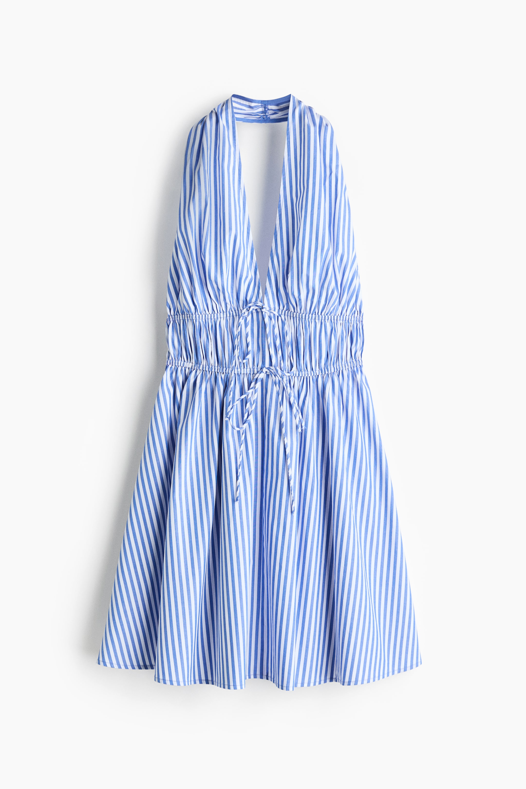 Ver imagen más grande: Un vestido corto de cuello halter, visto de frente, presenta rayas verticales azules y blancas, un escote en V profundo y un cordón de espagueti que crea un túnel elástico debajo del busto y en la cintura. El vestido se completa con una falda acampanada y un dobladillo de corte recto.