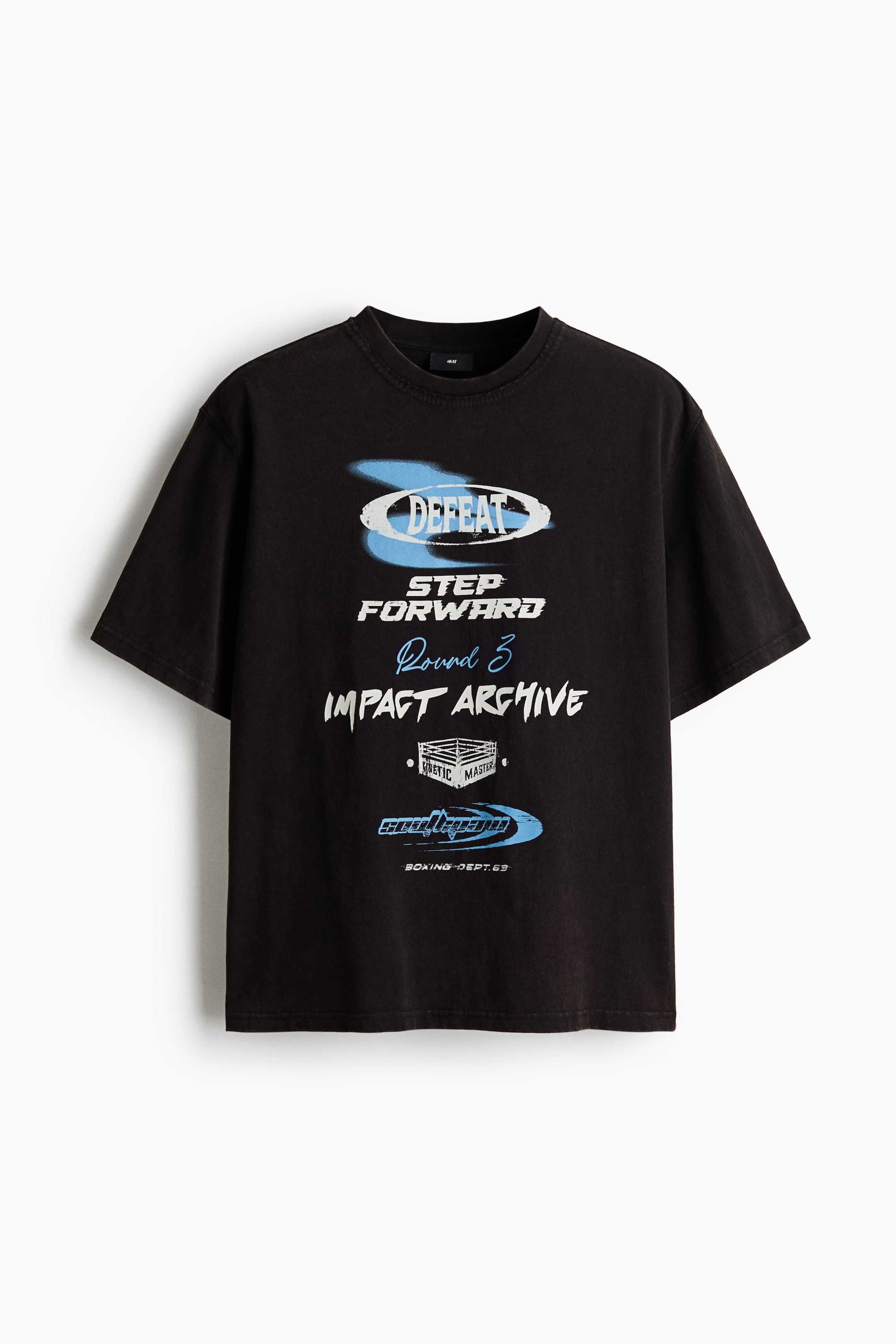 拡大画像を表示: 黒いTシャツが前面を向いており、大きなグラフィックプリントが前面に施されています。プリントには、白、ライトブルー、グレーで描かれたボクシングをテーマにした様々なテキスト要素とボクシングリングの輪郭が含まれています。「DEFEAT」、「STEP FORWARD」、「Round 3」、「IMPACT ARCHIVE」、「KINETIC」、「MASTER」、「BOXING DEPT.63」などがデザインされています。リブ付きのクルーネックとショートスリーブで仕上げられています。