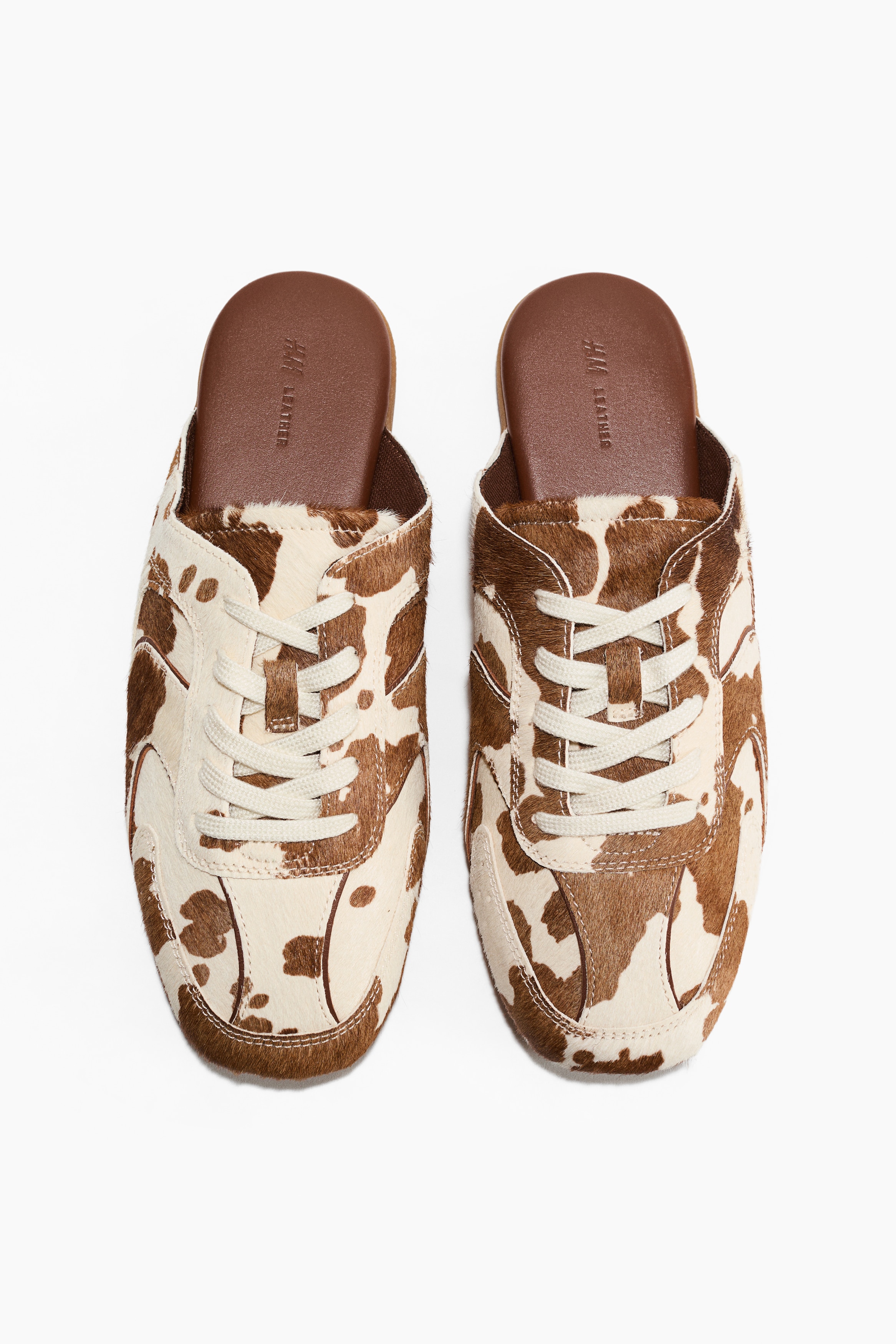 Mules de piel estilo deportivas - Marrón/Estampado de vaca