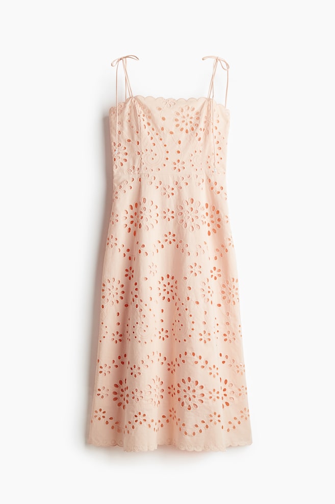 Kleid mit Broderie Anglaise und Bindeträgern - Puderrosa/Weiß - 1