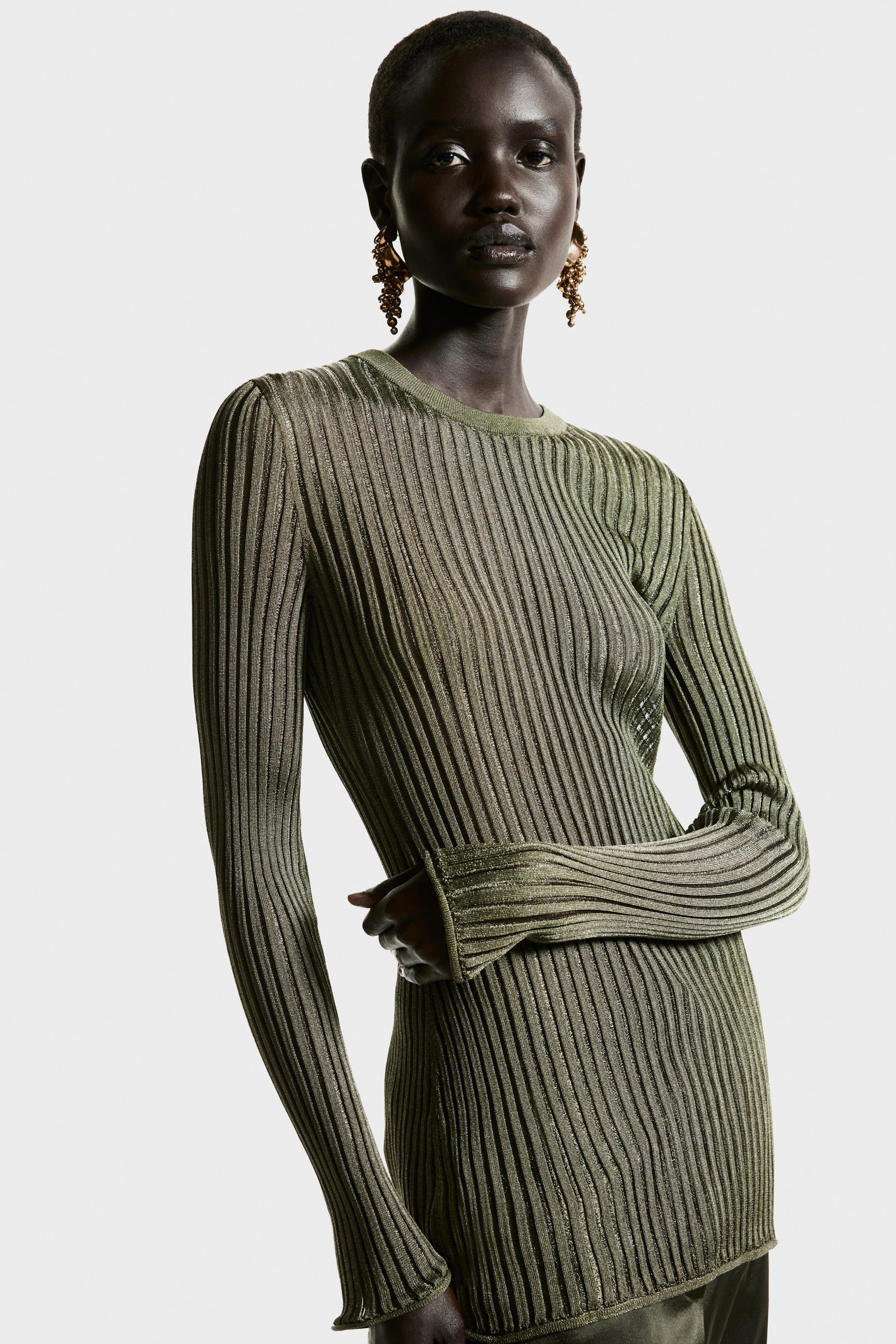 拡大画像を表示: Sheer rib-knit top - ダークカーキグリーン - レディース | H&M JP 1