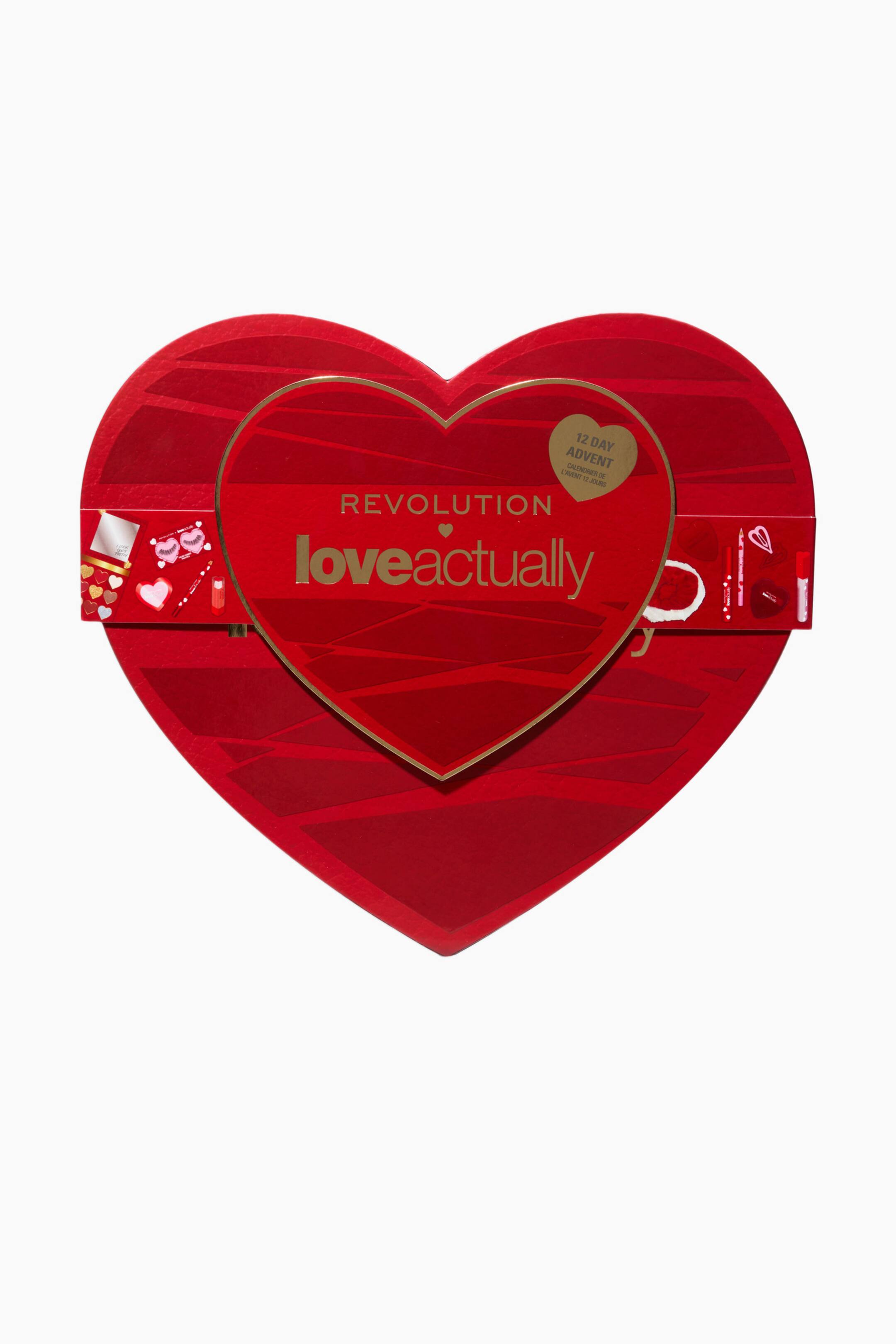 Größeres Bild ansehen: Ein herzförmiger Adventskalender zeigt ein geschichtetes rotes Design mit einem kleineren, gold umrandeten Herz in der Mitte. Die frontale Ansicht präsentiert das Logo „REVOLUTION loveactually“ in goldener Schrift, einen herzförmigen Aufkleber mit der Aufschrift „12 DAY ADVENT“ sowie einen horizontalen roten Streifen mit kleinen Make-up-Illustrationen in der Mitte.