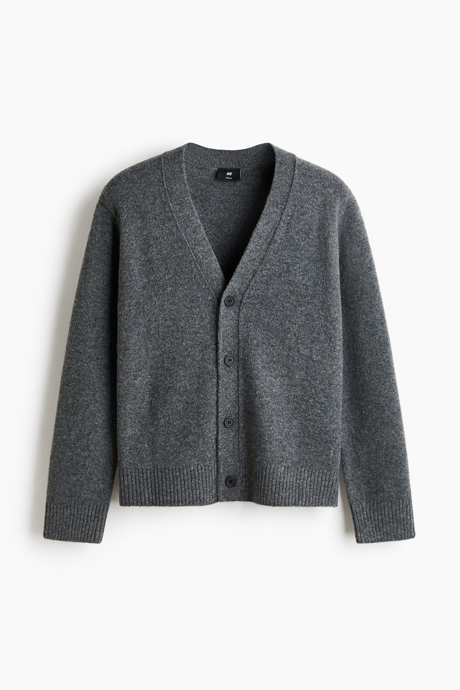 Un cardigan gris foncé chiné présente son devant, avec un col en V et cinq boutons ronds et foncés. Il est conçu avec des poignets côtelés et un ourlet côtelé. - 1