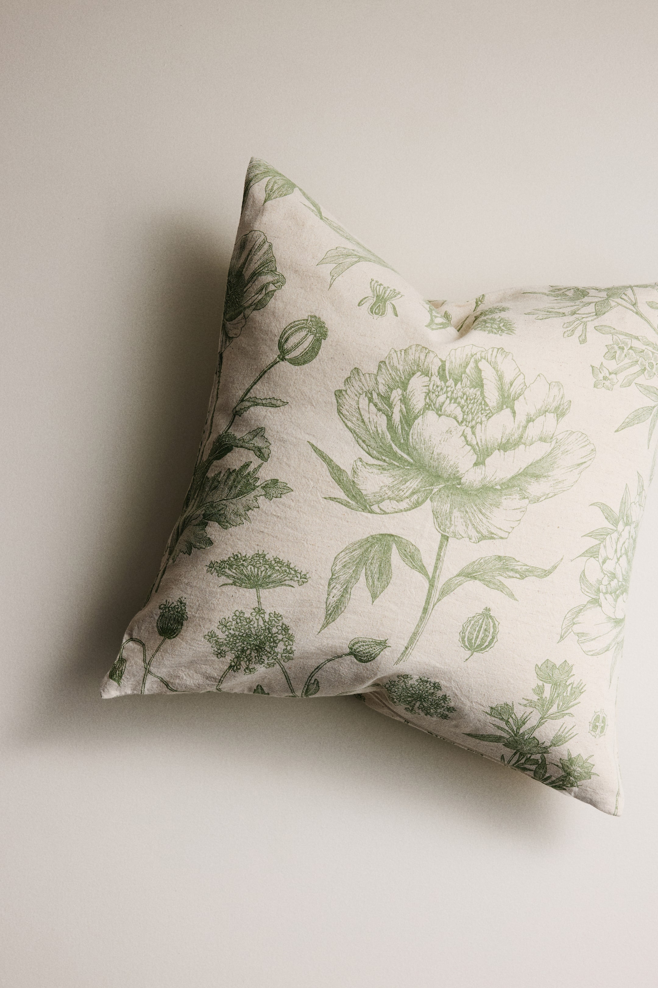 Zobacz większy obraz: Poszewka na poduszkę zawierająca len - Jasnobeżowy/Kwiaty - HOME | H&M PL 1