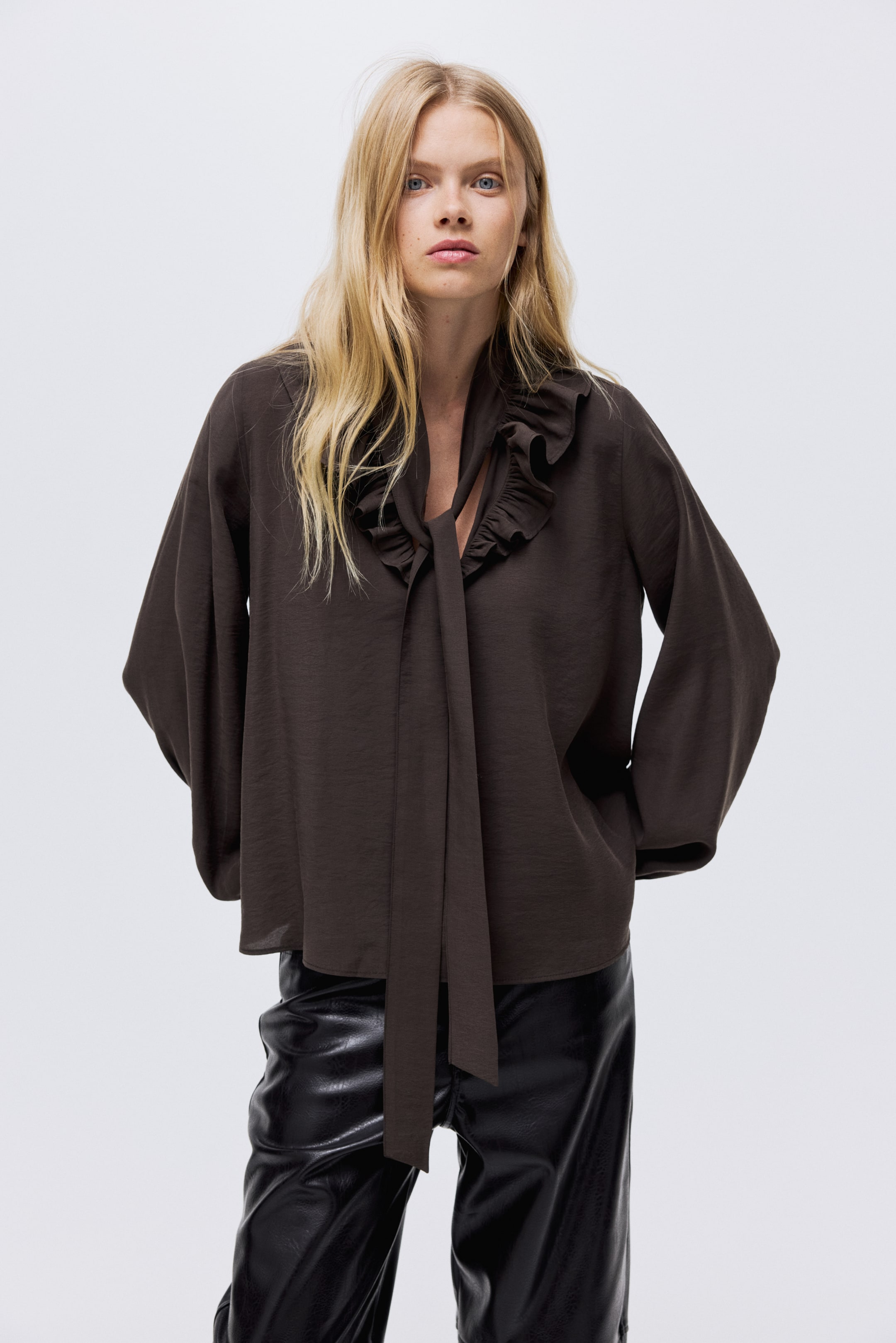 Büyük resmi görüntüle: Yakası Bağcıklı Bluz - Koyu kahverengi - KADIN | H&M TR 2