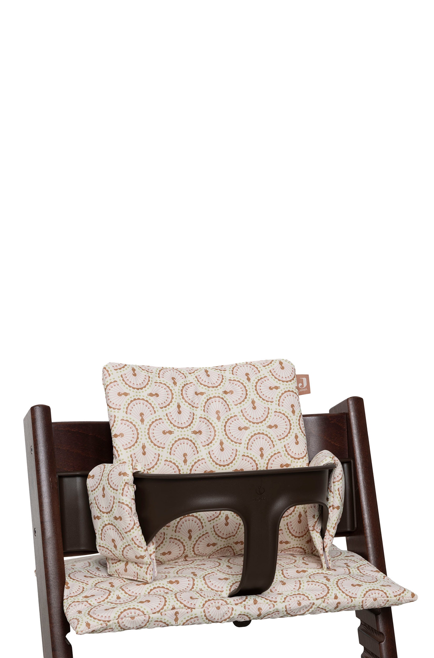Un ensemble de coussins rembourrÃ©s pour chaise haute, en tissu couleur crÃ¨me avec un motif rÃ©pÃ©titif dâÃ©ventails roses et bruns, habille une chaise haute en bois brun foncÃ©. Lâensemble de coussins recouvre le dossier et lâassise, avec une section rembourrÃ©e assortie enveloppant la barre de sÃ©curitÃ© avant.