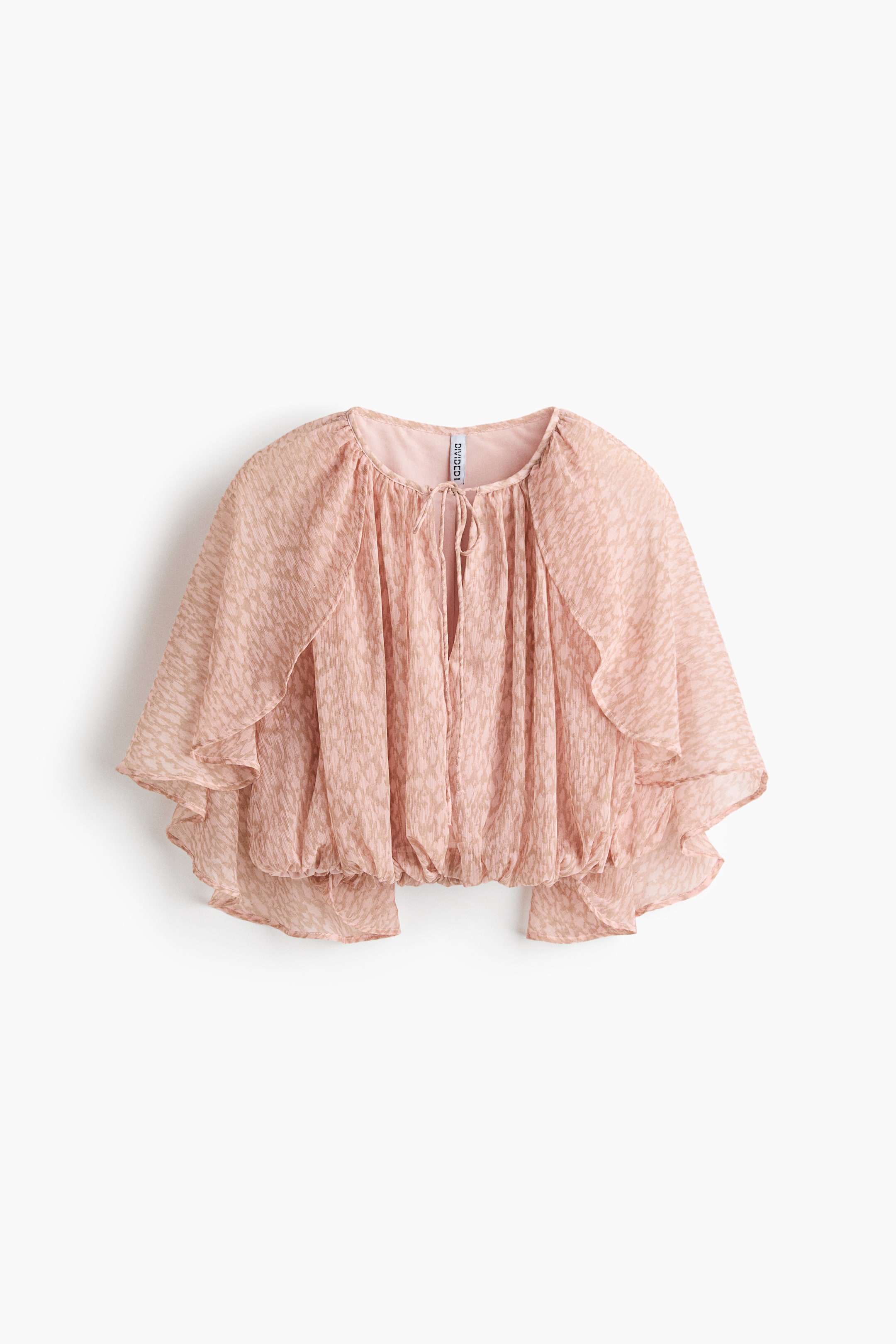 Xem ảnh lớn hơn: Áo blouse mỏng họa tiết màu hồng có phần cổ tròn xếp ly với đường xẻ chữ V và chi tiết buộc dây phía trước. Áo có tay áo rộng, xòe nhẹ và đường viền thun, tạo dáng blouson.