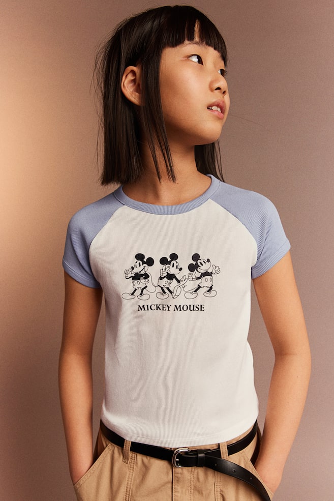 Ribbet T-shirt - Hvid/Mickey Mouse/Beige/Keith Haring/Lyslilla/SmileyWorld®/Mørkegrå/Blackpink/Grå/Harry Potter/Mørkegrå/Peter Plys - 1