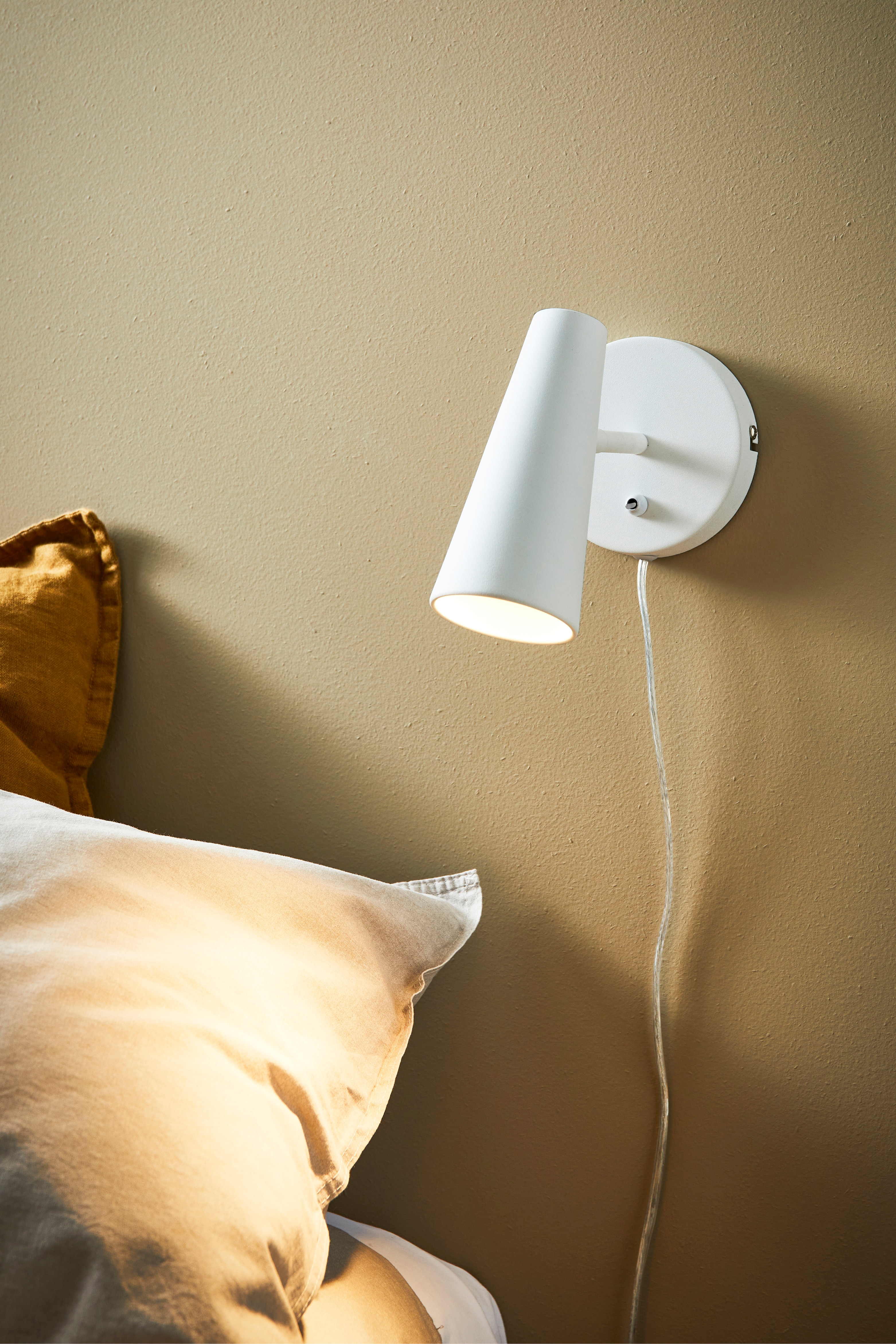 Crest Wall Lamp - White/Black