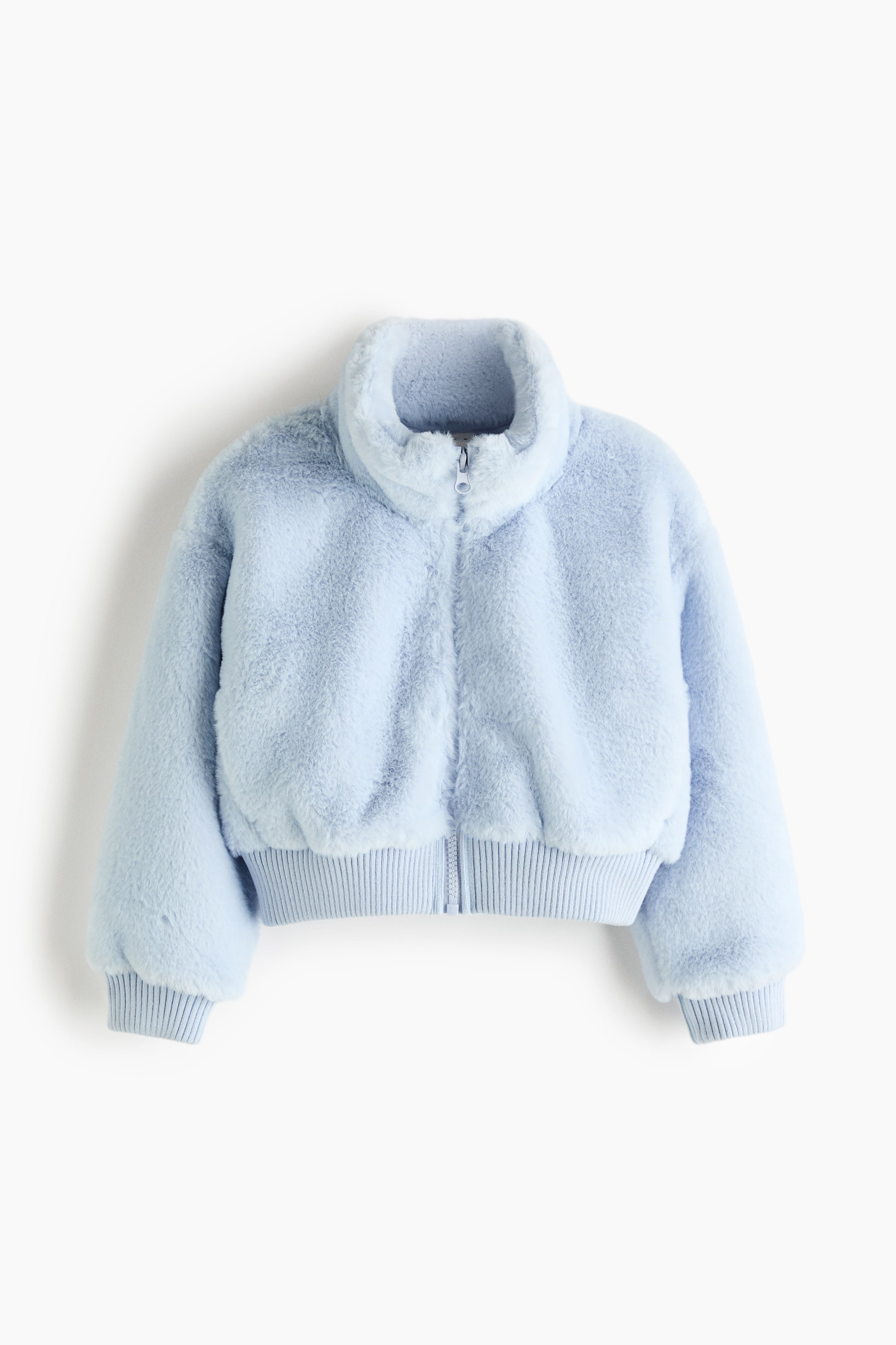 Grotere afbeelding bekijken: Een lichtblauw teddyjack wordt van voren getoond, met een zachte, gestructureerde imitatiebontlook aan de buitenkant, een hoge opstaande kraag en een bijpassende ritssluiting aan de voorkant. Het jack heeft verlaagde schouders, lange mouwen en brede, elastische ribgebreide boorden en zoom.