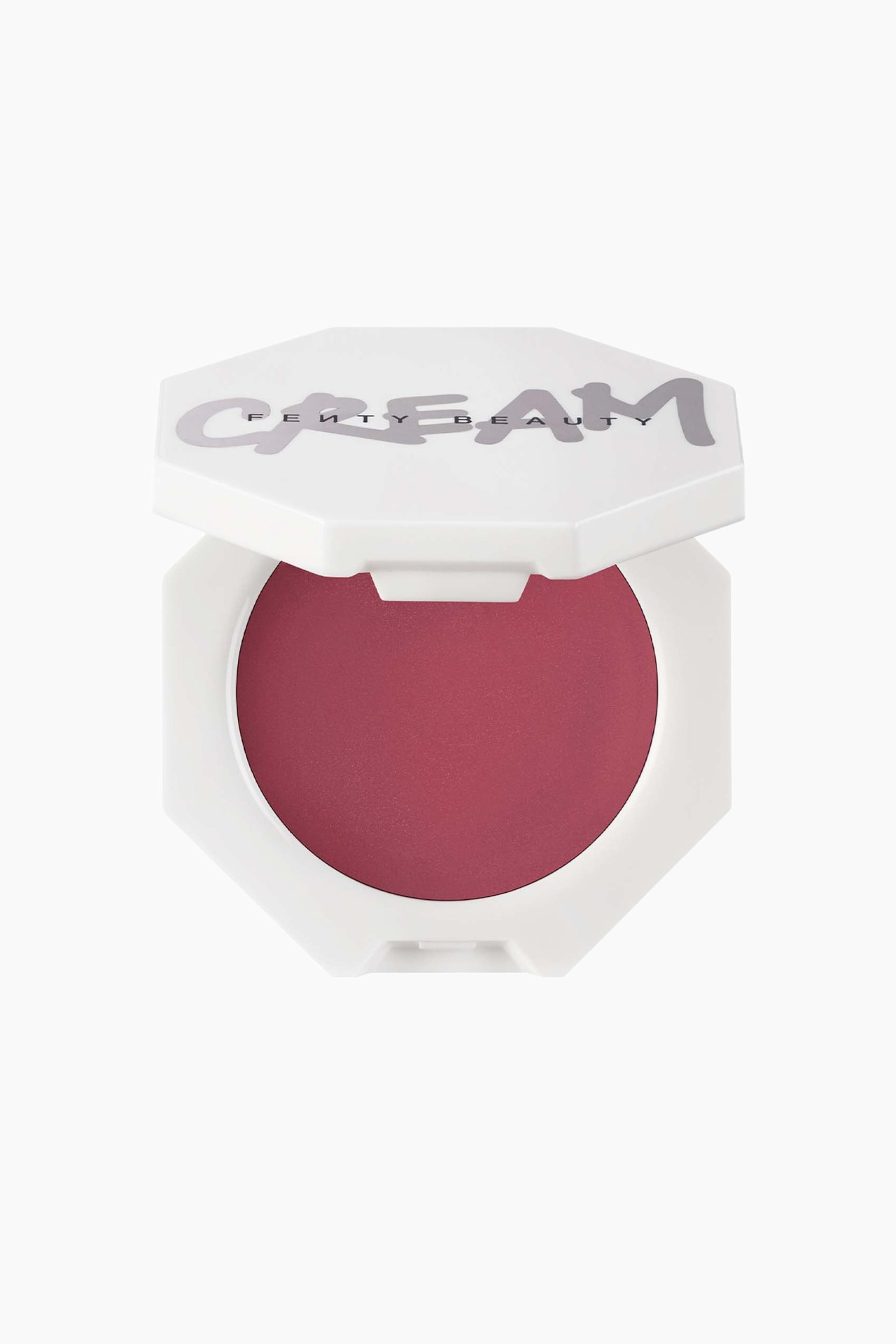 Näytä suurempi kuva: Cheeks Out Freestyle Cream Blush on esillä avoimessa, valkoisessa kahdeksankulmaisessa kotelossa eteenpäin suunnattuna. Siinä näkyy pyöreä annos syvän marjaisan pinkkiä voidemaista poskipunaa hieman koholla olevan kannen alla, jossa on sana "CREAM" tyylitellyllä harmaalla fontilla.