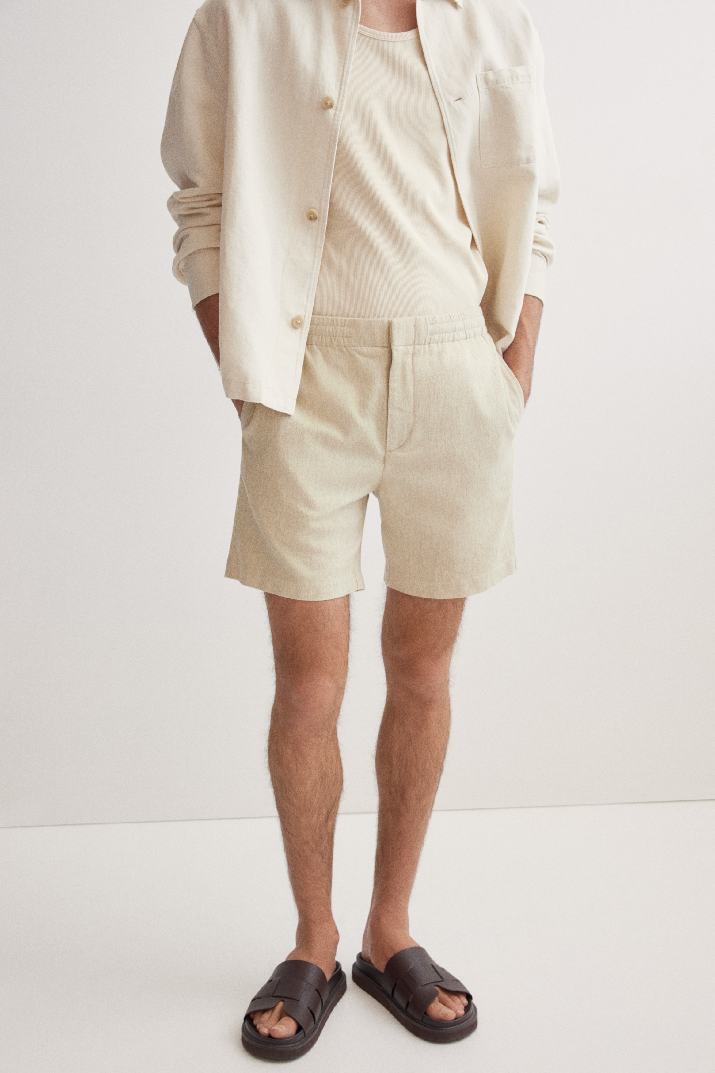 レギュラーフィット リネンブレンドショートパンツ - ライトベージュ