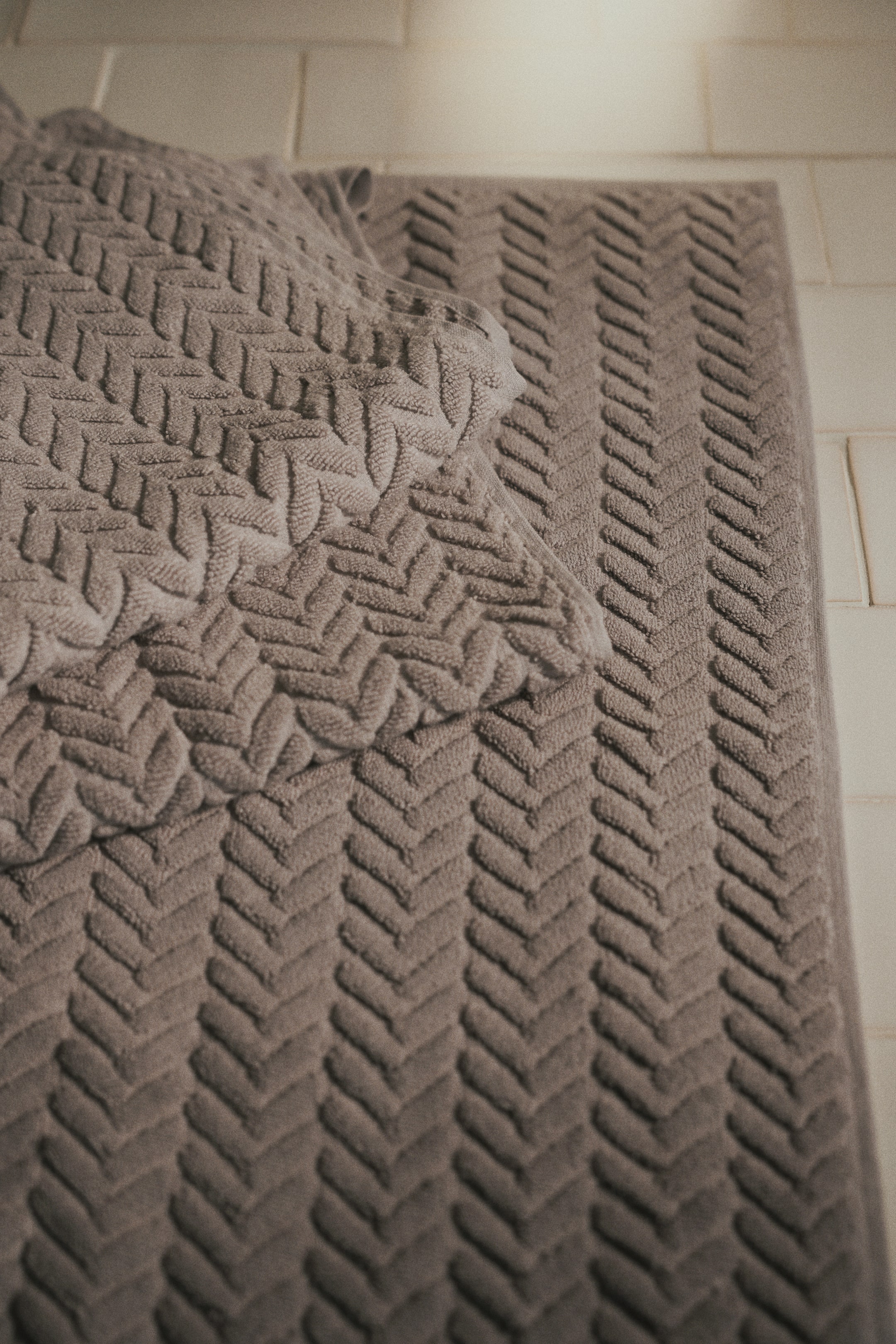 Voir une image plus grande: Tapis de bain texturé - Grège clair - Home All | H&M CA 1