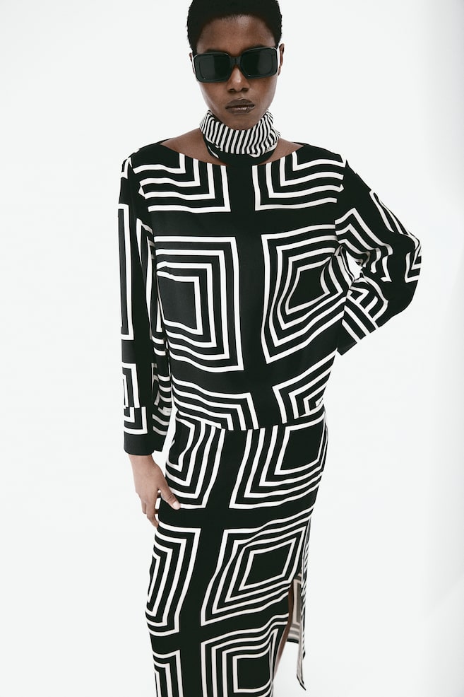 Boat-neck blouse - Black/Geometric pattern - 1