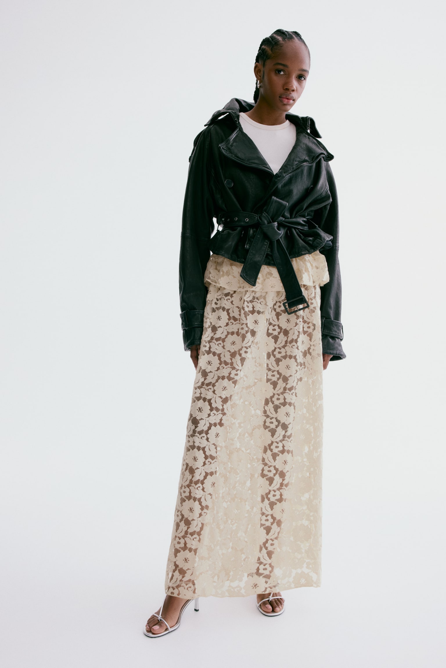 Пола от дантела със средна дължина - Светлобежов - 2