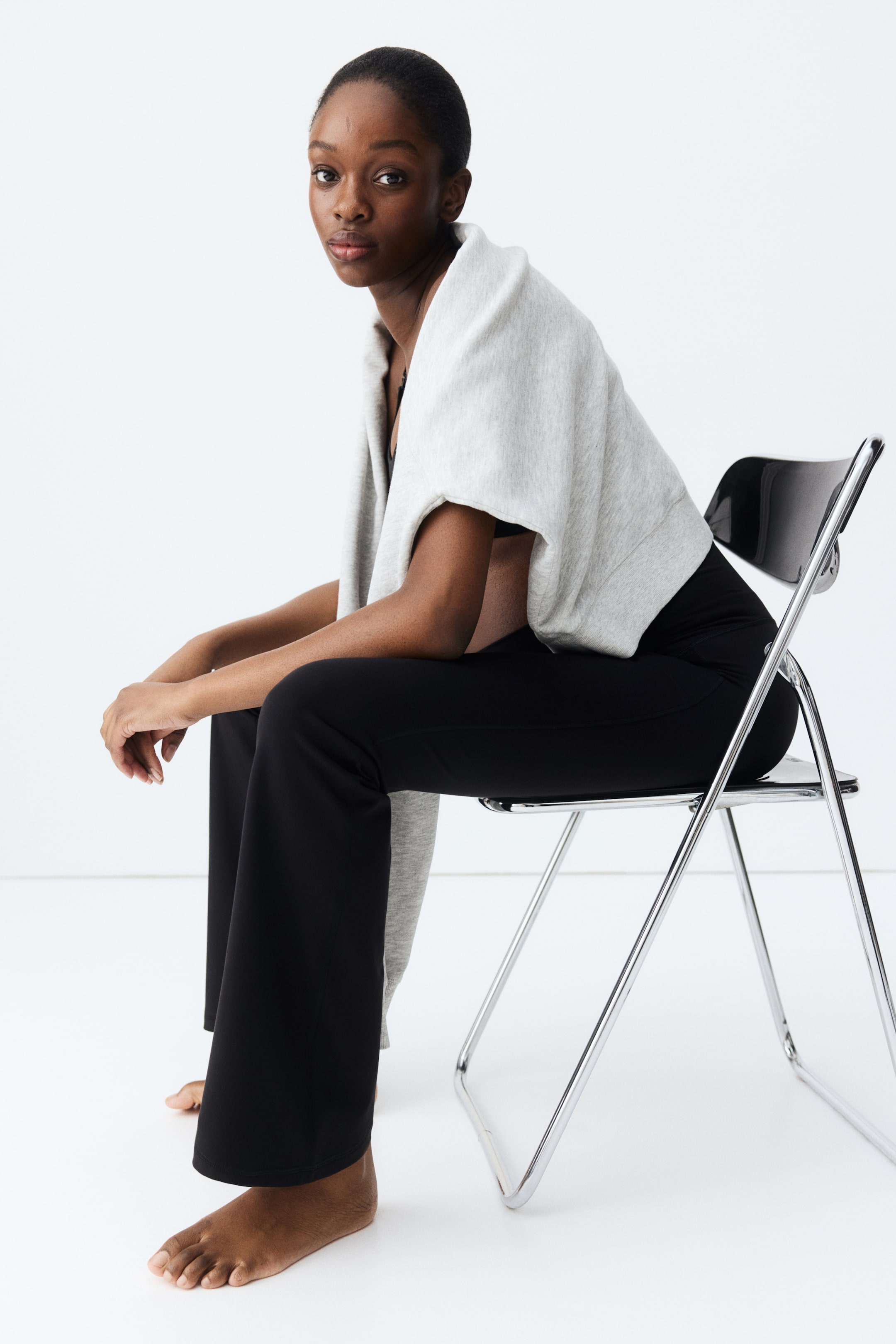 Zobrazit větší obrázek: MAMA Sportovní legíny Flared SoftMove™ - Černá - ŽENY | H&M CZ 1