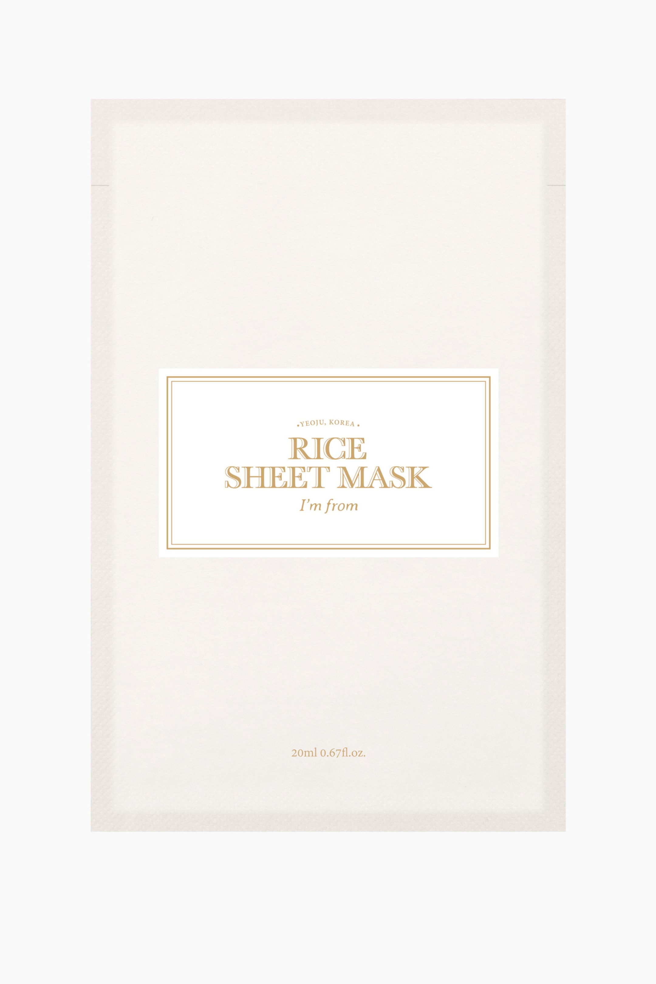 Visa större bild: En benvit rektangulär förpackning för ansiktsmasken är vänd rakt framåt, med en central etikett med en guldkant. Etiketten visar 'YEOJU, KOREA.', 'RICE SHEET MASK' och 'I'm from' i guldtext, medan '20ml 0.67fl.oz.' syns längst ner på förpackningen.