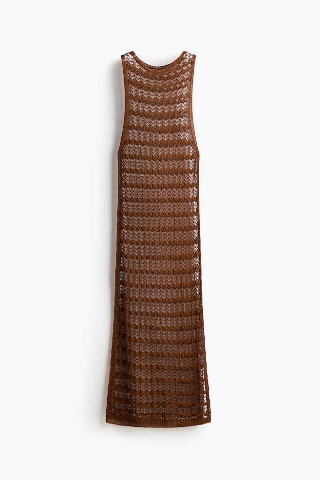 Ein braunes, knöchellanges, ärmelloses Strandkleid wird von vorne präsentiert. Es zeichnet sich durch ein Pointelle-Strickmuster mit schlanker Passform aus, hat einen rund gerippten Ausschnitt und einen gerippten Saum mit einem hohen Schlitz auf einer Seite. - 1