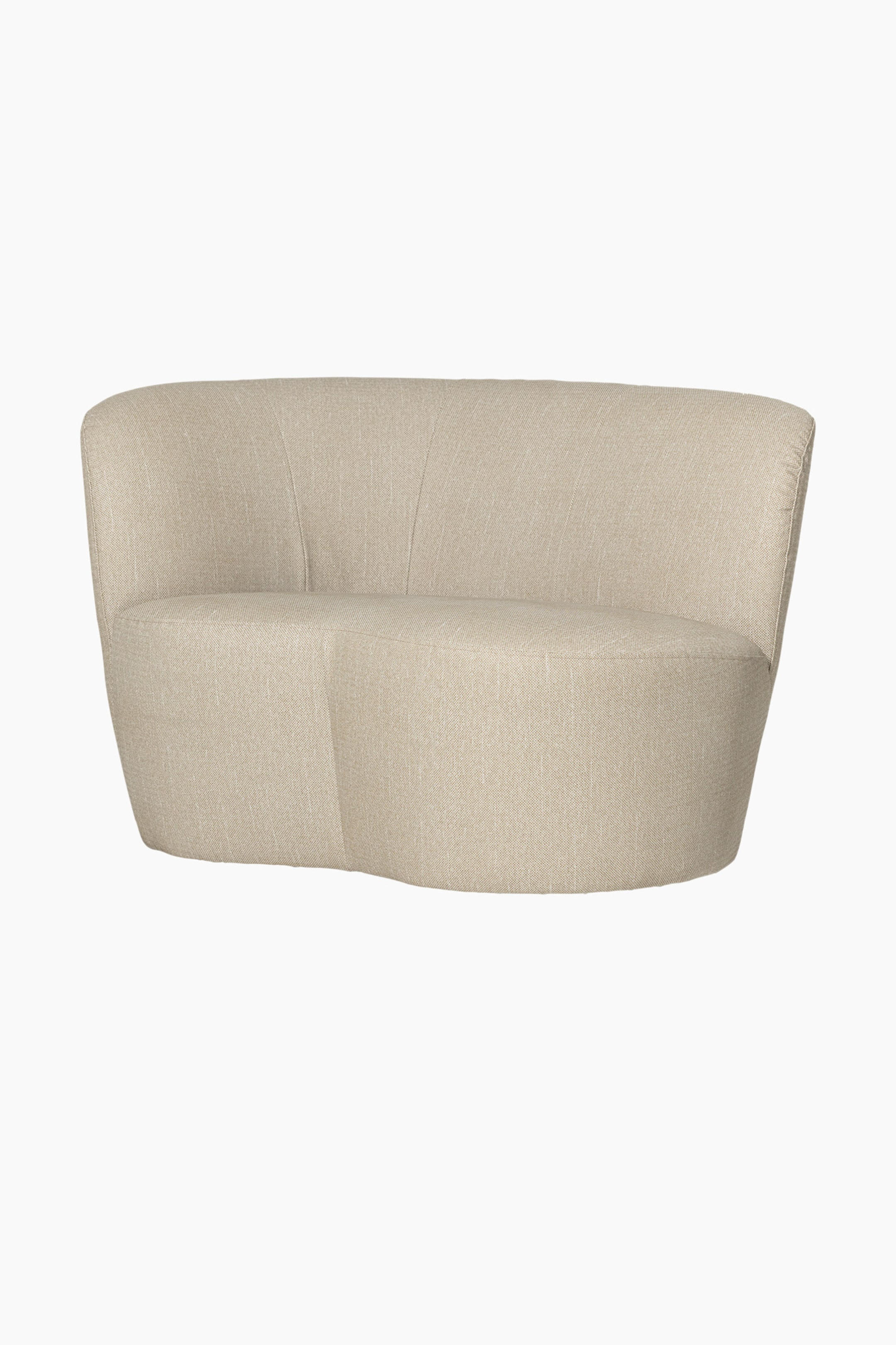 Größeres Bild ansehen: Ein hellbeiges Sofa präsentiert seine Vorder- und linke Seite und besticht durch ein armlehnenloses, geschwungenes Design. Die Rückenlehne zeigt vertikale Nähte, und das abgerundete Sitzkissen weist eine dezente Vertiefung auf.