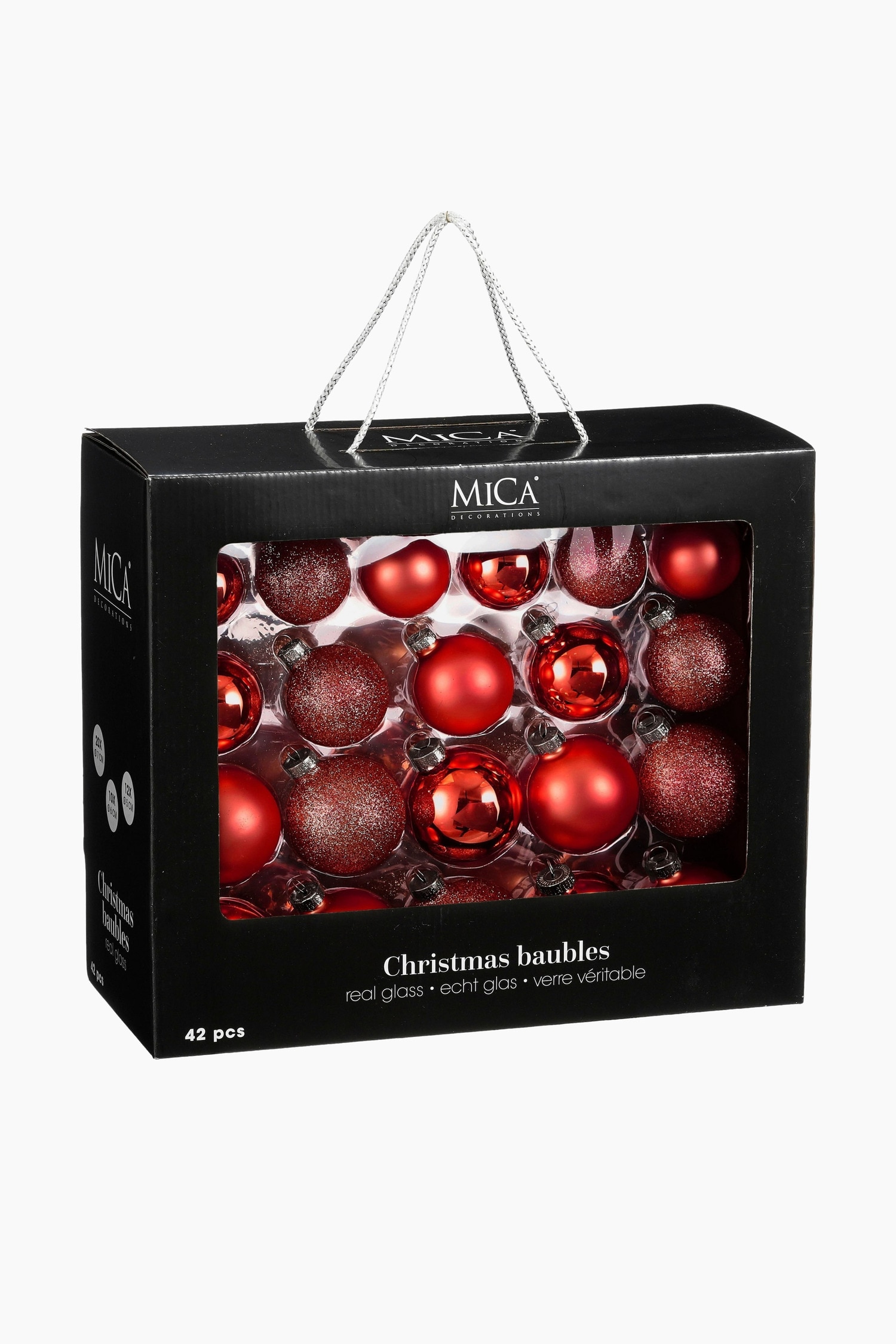 Rode bolvormige ornamenten hangen aan groene boomtakken, elk voorzien van een metalen dop en een draadhaak. Twee van de ornamenten zijn glad en glanzend en reflecteren de omliggende boom, terwijl de derde is getextureerd met glitter.