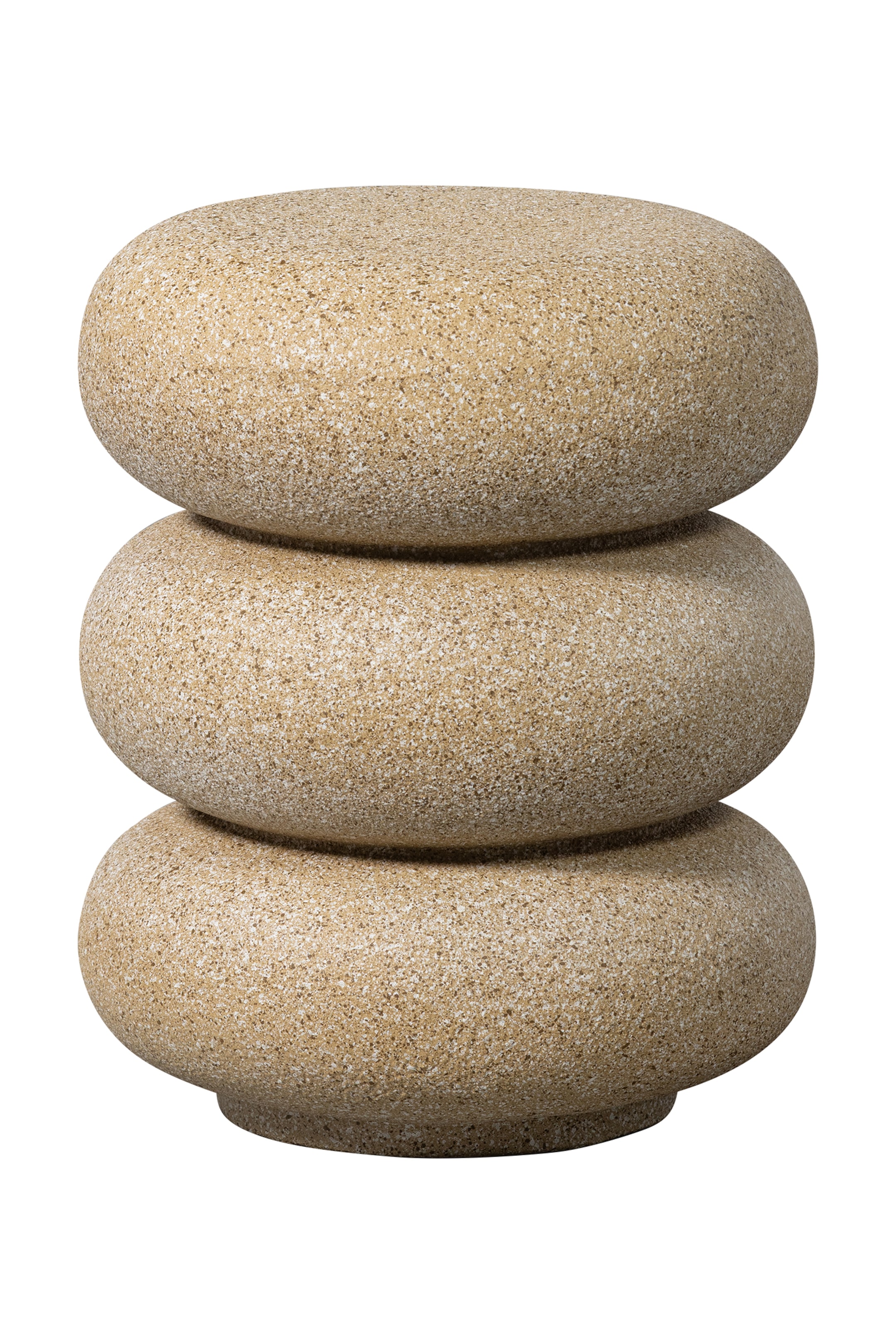 Grotere afbeelding bekijken: Een gestapeld sculpturaal object toont drie afgeronde, lichtbruine vormen met een korrelige textuur, verticaal gestapeld, waarbij de onderste vorm op een iets smaller basis rust.