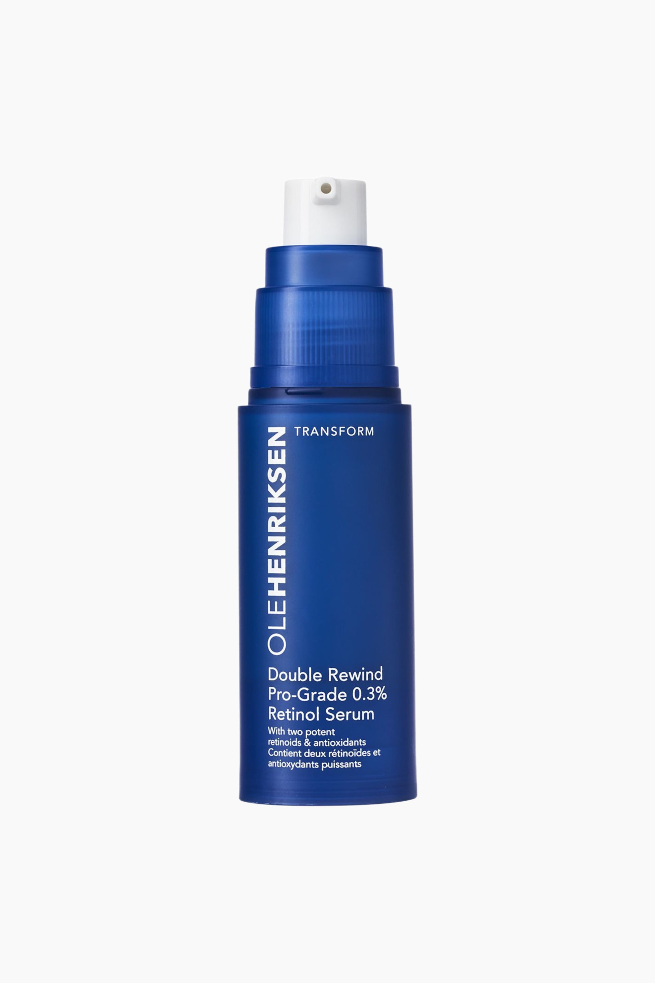 Se større billede: Olehenriksen Double Rewind Pro-Grade 0,3 % Retinol Serum præsenteres i en dybblå cylindrisk flaske, der vender fremad, med en hvid pumpedispenser øverst. Hvid tekst på flasken fremhæver produktnavnet og nøgleingredienserne.