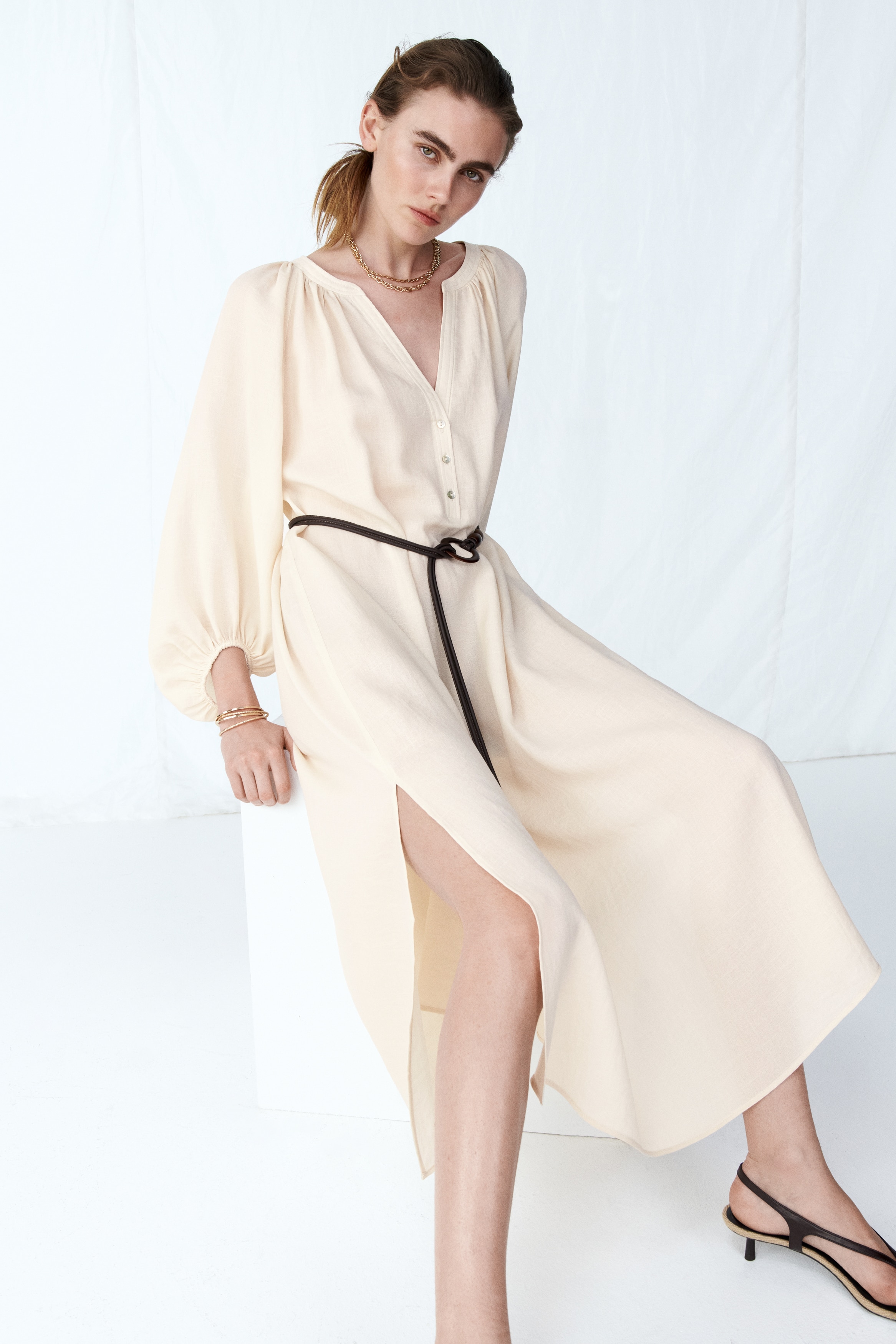 Oversized kjole med knytebelteModell