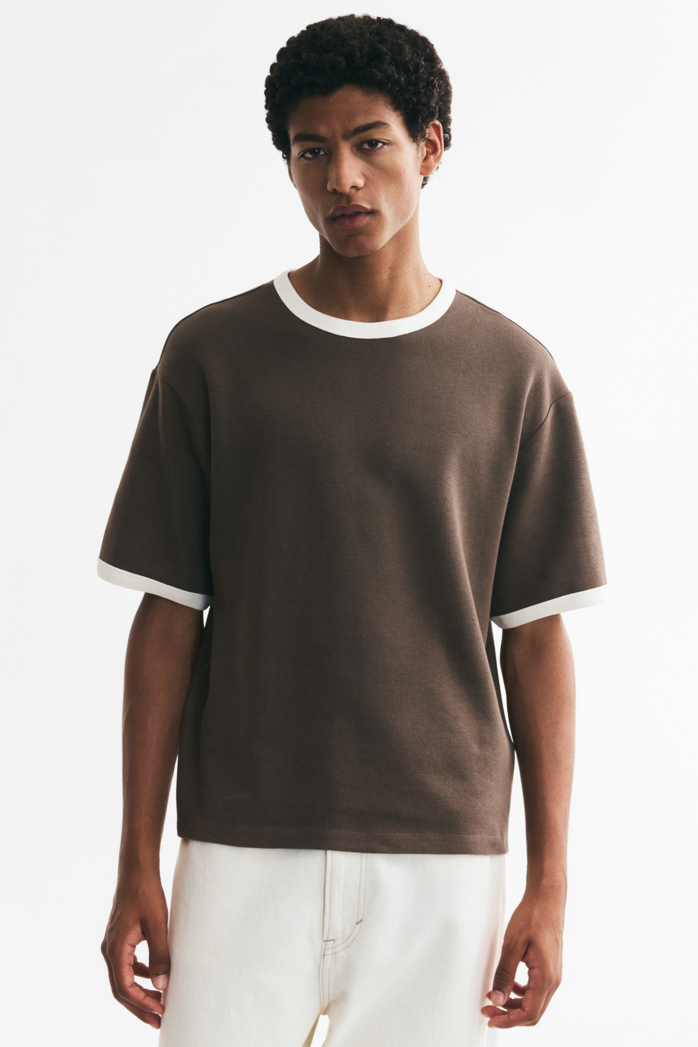Kastiges Baumwoll-T-Shirt in Relaxed Fit - Braun/Cremefarben/Schwarz/Marineblau