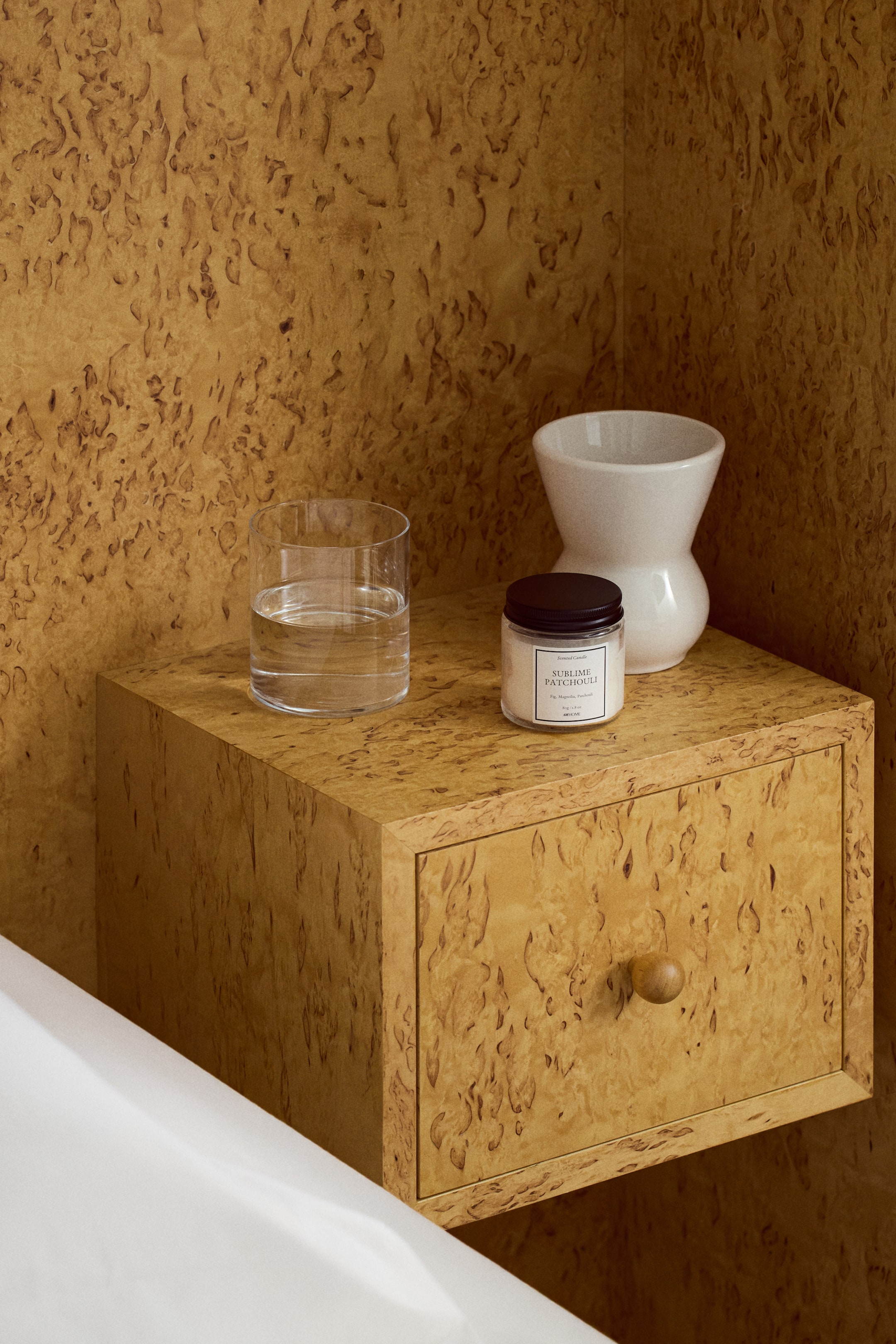 Voir une image plus grande: Bougie parfumée dans un pot en verre -  Sublime Patchouli - Home All | H&M CA 1