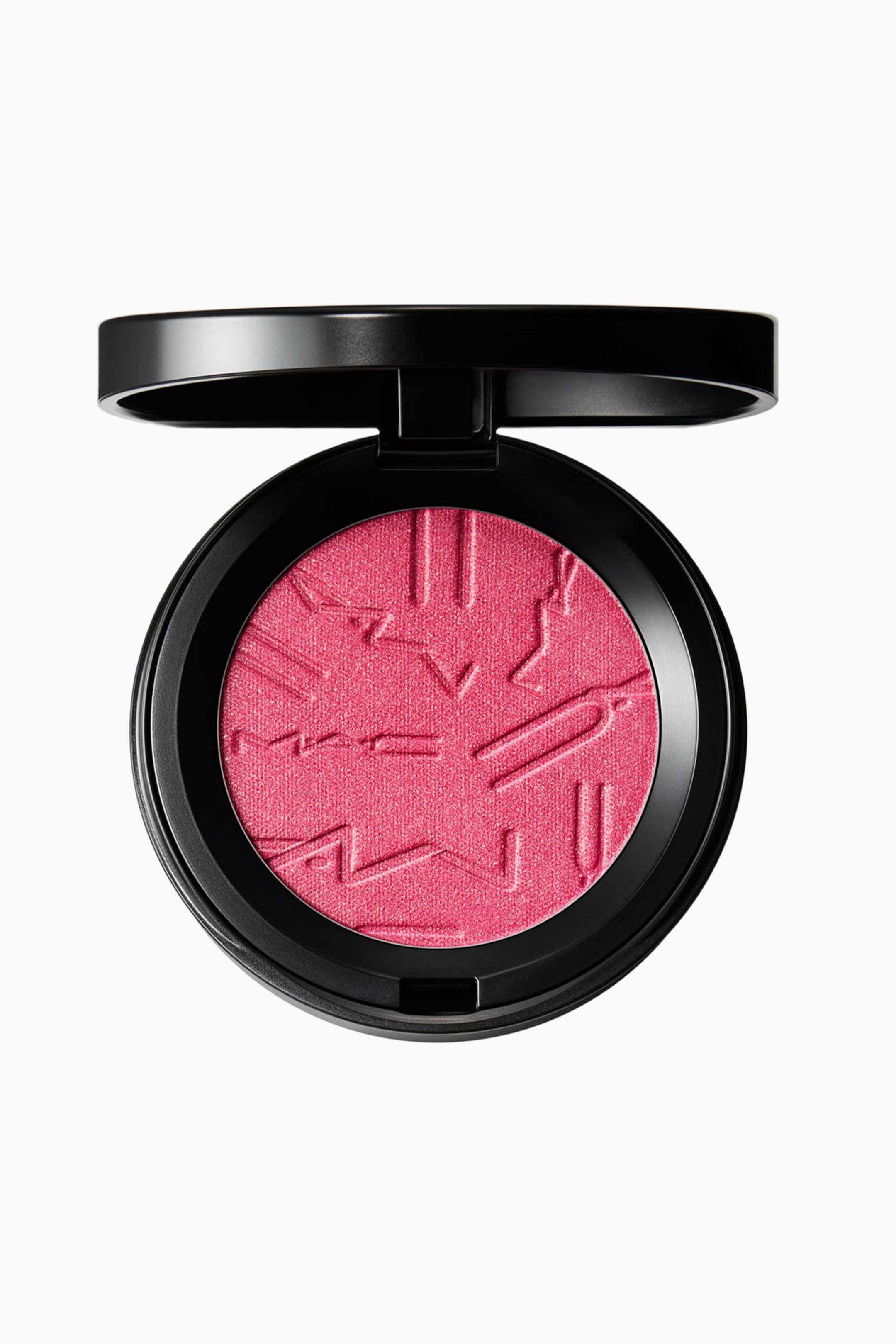 Visa större bild: En rund svart kompakt visar en cirkulär panna med livfullt rosa pressat puder. Pudret har ett präglat mönster av abstrakta linjer och "MAC"-logotypen, med kompaktens lock stående öppet ovanför.