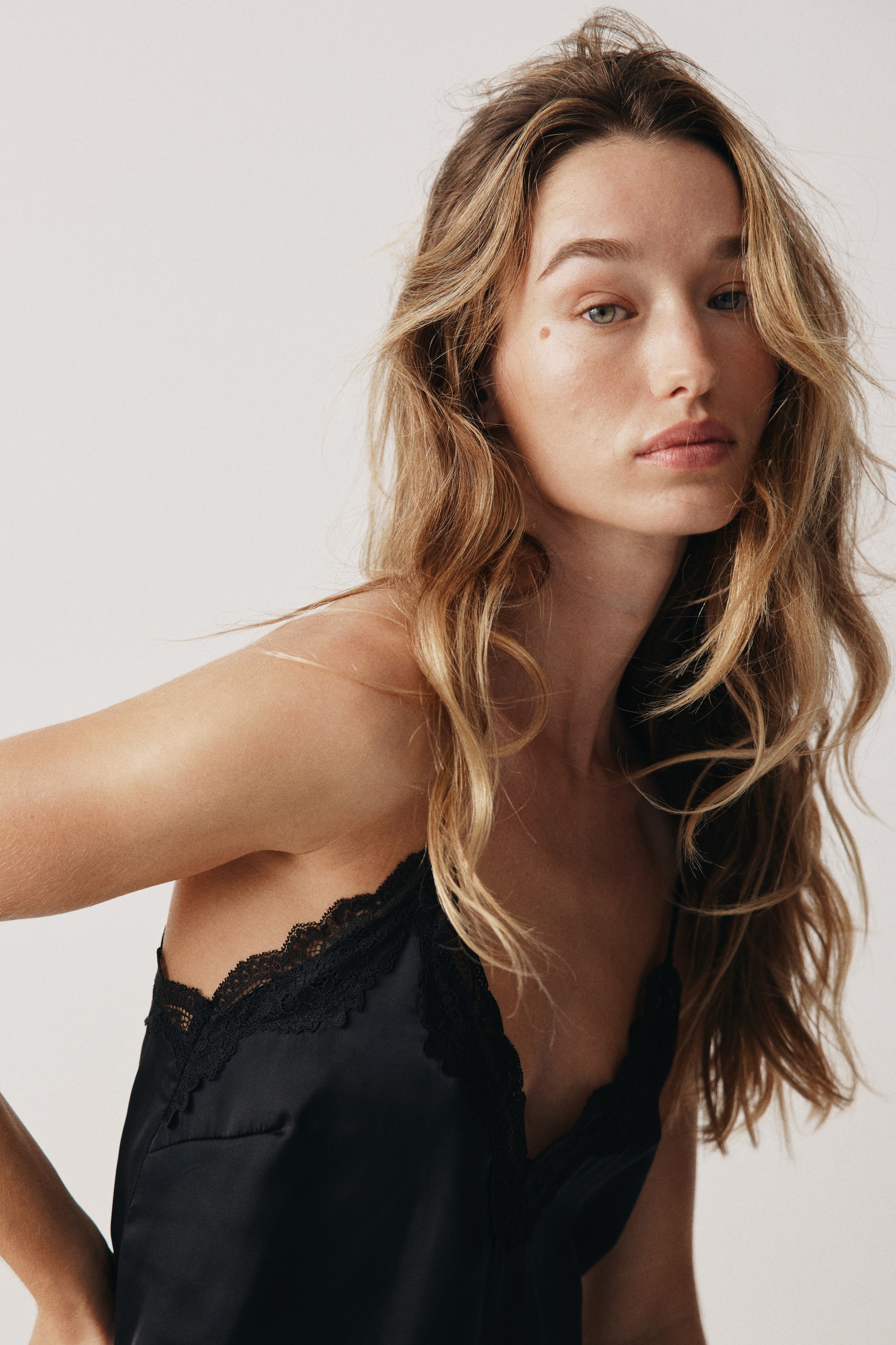 Größeres Bild ansehen: Nachthemd aus Satin mit Spitzenbesätzen - Schwarz - Ladies | H&M DE 2