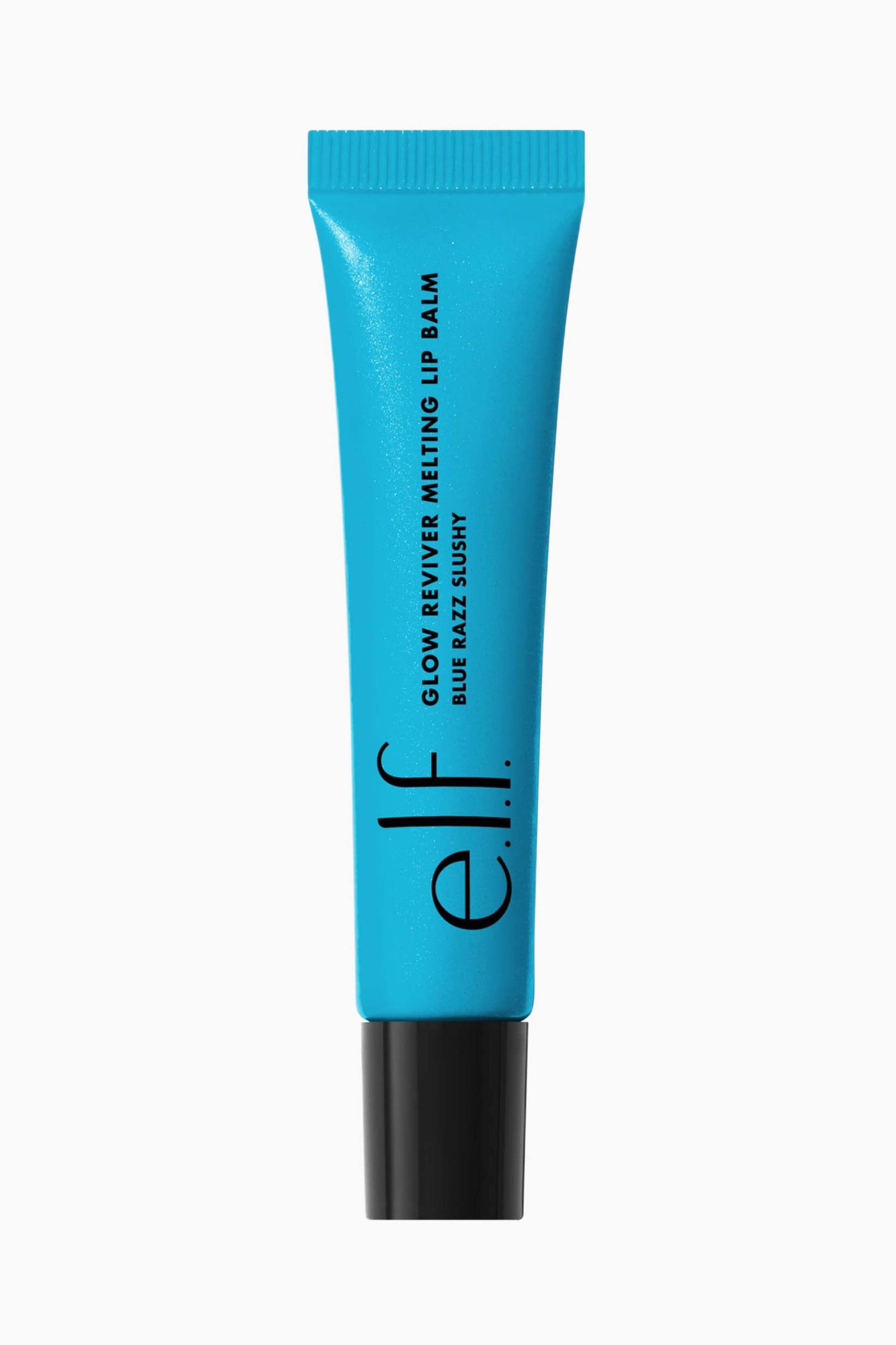 Vis større bilde: Et lys blått klemmetube med leppepomade står foran, med en svart blank hette ved basen og en krøllet topp med vertikale riller. Tuben viser "e.l.f."-logoen og "GLOW REVIVER MELTING LIP BALM BLUE RAZZ SLUSHY" trykt vertikalt på forsiden.