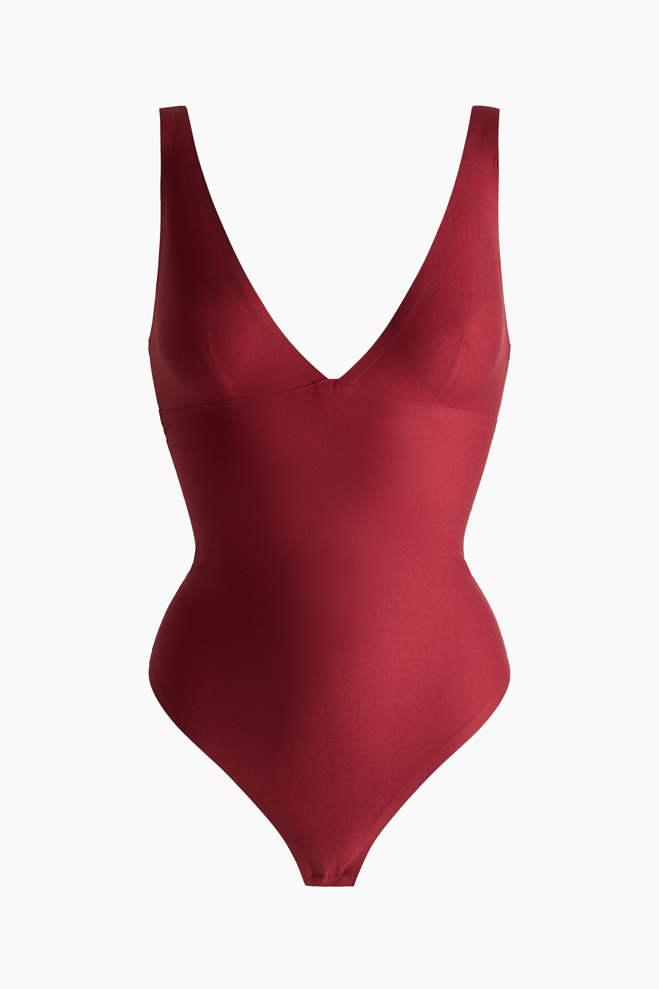 Visualizza immagine più grande: Un costume intero rosso scuro è presentato dalla parte anteriore, caratterizzato da una profonda scollatura a V e ampie spalline. Il costume da bagno mostra una silhouette aderente con dettagli di cuciture sottili sotto il busto, che si restringono fino a un'apertura standard per le gambe.